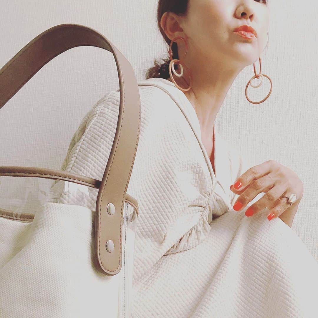 坂木優子さんのインスタグラム写真 - (坂木優子Instagram)「♡ ♡ ♡  きっと　アレルギーで かぶれたのには 内面にあるものが原因 だったのだとおもう。  自分が思っているよりも naiveな　きもち  自分＿＿＿に正直に 正解を選ばずに しあわせになる方を選ばずに 自分＿＿＿の心の対話で 決めていけばよくて  そして　楽しい＿＿＿と思える ことを大切にしていけば #自分自身の整理  がついて　こころが落ち着きます♡  人のコトバに惑われずに 自分がおもうこと　感じること に　突き進んでいけば きっと　 #マインドフルネス ♡  #自分と丁寧に向き合う  #myselfie  #モチベーション  正解を求めない生き方を しよう　♡  #マイトリ #genic #slowlife #beachlife  #海のある暮らし #あなたに  #しあわせな日常  #シンプルコーデ  #今日のコーデ #大人可愛いコーデ #ファッションアイテム   でわ　今日も良い１日で ありますように」7月10日 11時42分 - beacheyuko