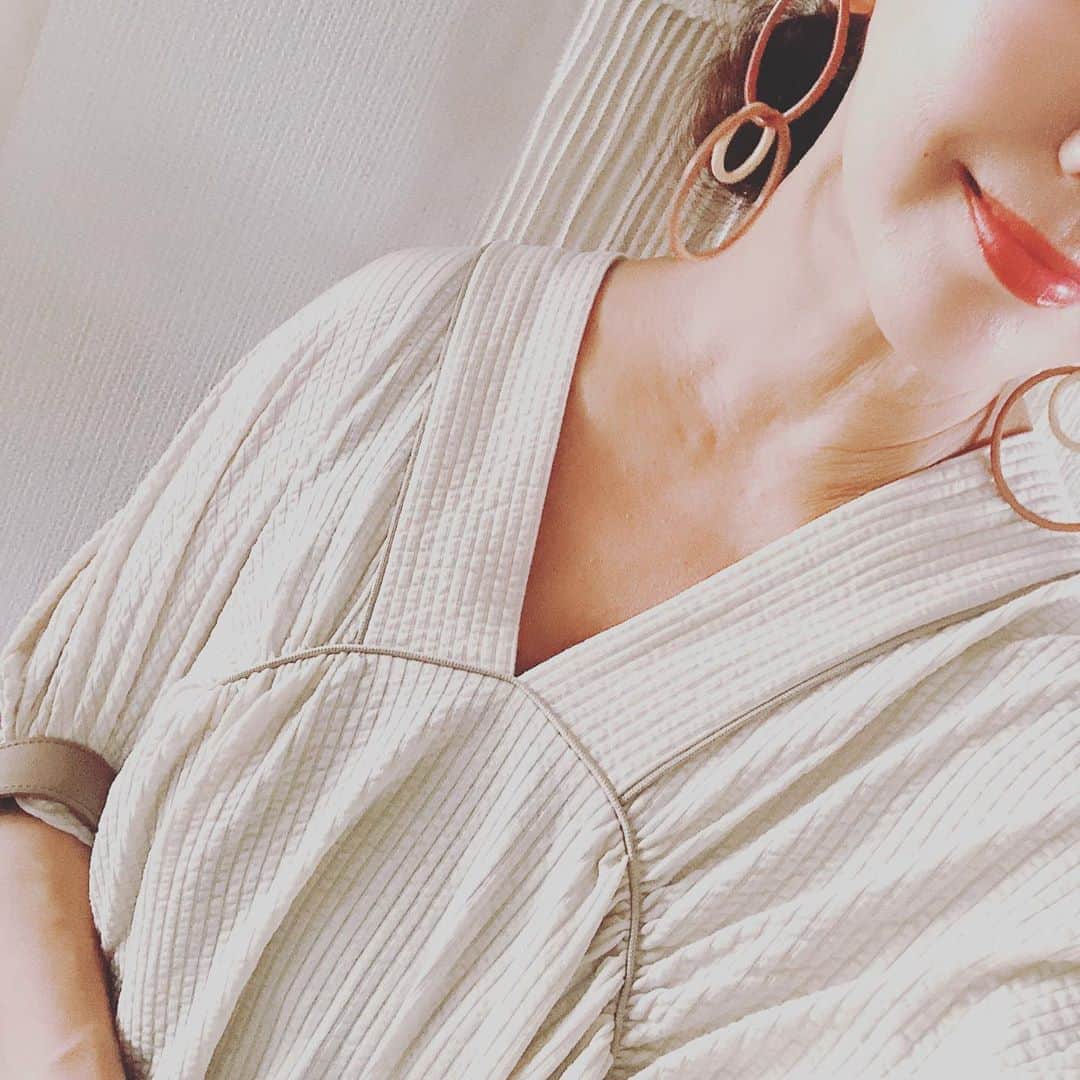 坂木優子さんのインスタグラム写真 - (坂木優子Instagram)「♡ ♡ ♡  きっと　アレルギーで かぶれたのには 内面にあるものが原因 だったのだとおもう。  自分が思っているよりも naiveな　きもち  自分＿＿＿に正直に 正解を選ばずに しあわせになる方を選ばずに 自分＿＿＿の心の対話で 決めていけばよくて  そして　楽しい＿＿＿と思える ことを大切にしていけば #自分自身の整理  がついて　こころが落ち着きます♡  人のコトバに惑われずに 自分がおもうこと　感じること に　突き進んでいけば きっと　 #マインドフルネス ♡  #自分と丁寧に向き合う  #myselfie  #モチベーション  正解を求めない生き方を しよう　♡  #マイトリ #genic #slowlife #beachlife  #海のある暮らし #あなたに  #しあわせな日常  #シンプルコーデ  #今日のコーデ #大人可愛いコーデ #ファッションアイテム   でわ　今日も良い１日で ありますように」7月10日 11時42分 - beacheyuko