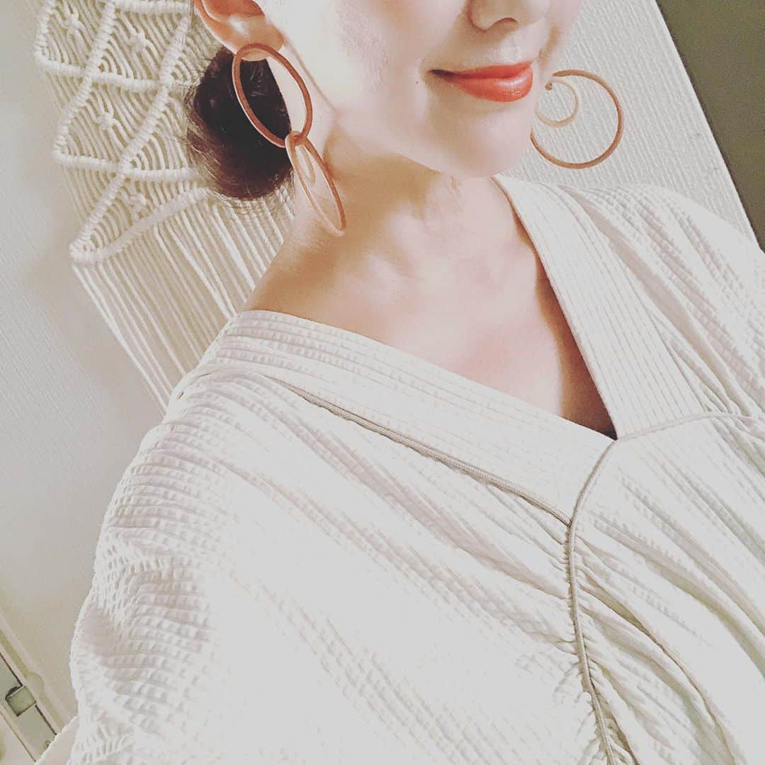 坂木優子さんのインスタグラム写真 - (坂木優子Instagram)「♡ ♡ ♡  きっと　アレルギーで かぶれたのには 内面にあるものが原因 だったのだとおもう。  自分が思っているよりも naiveな　きもち  自分＿＿＿に正直に 正解を選ばずに しあわせになる方を選ばずに 自分＿＿＿の心の対話で 決めていけばよくて  そして　楽しい＿＿＿と思える ことを大切にしていけば #自分自身の整理  がついて　こころが落ち着きます♡  人のコトバに惑われずに 自分がおもうこと　感じること に　突き進んでいけば きっと　 #マインドフルネス ♡  #自分と丁寧に向き合う  #myselfie  #モチベーション  正解を求めない生き方を しよう　♡  #マイトリ #genic #slowlife #beachlife  #海のある暮らし #あなたに  #しあわせな日常  #シンプルコーデ  #今日のコーデ #大人可愛いコーデ #ファッションアイテム   でわ　今日も良い１日で ありますように」7月10日 11時42分 - beacheyuko