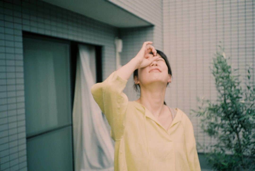 水川あさみさんのインスタグラム写真 - (水川あさみInstagram)「マネージャーが最近フィルムカメラに凝っていて現場で味のある写真を撮ってくれます📸やっぴ。  #フィルムで撮った現場写真」7月10日 11時44分 - mizukawa_asami