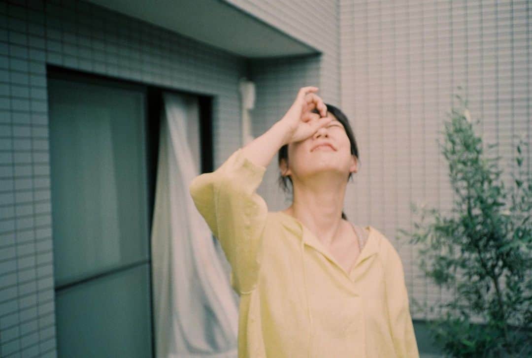 水川あさみのインスタグラム：「マネージャーが最近フィルムカメラに凝っていて現場で味のある写真を撮ってくれます📸やっぴ。  #フィルムで撮った現場写真」