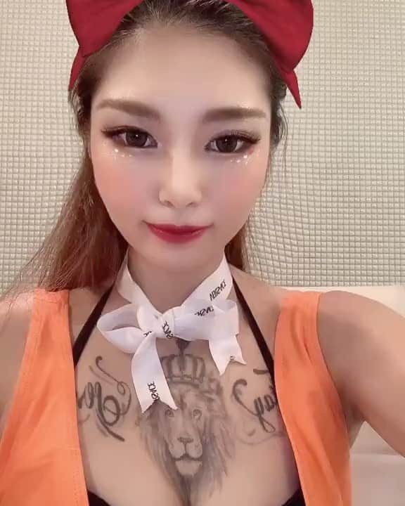 YOCHIのインスタグラム：「🙋‍♀️ お昼休憩中❤︎みんなで ラーメン屋さん来てます🤣 . . . シュバルで本日出演です🥰 来てくださったら 嬉しいです💖  #gogoダンサー #魔女の宅急便」