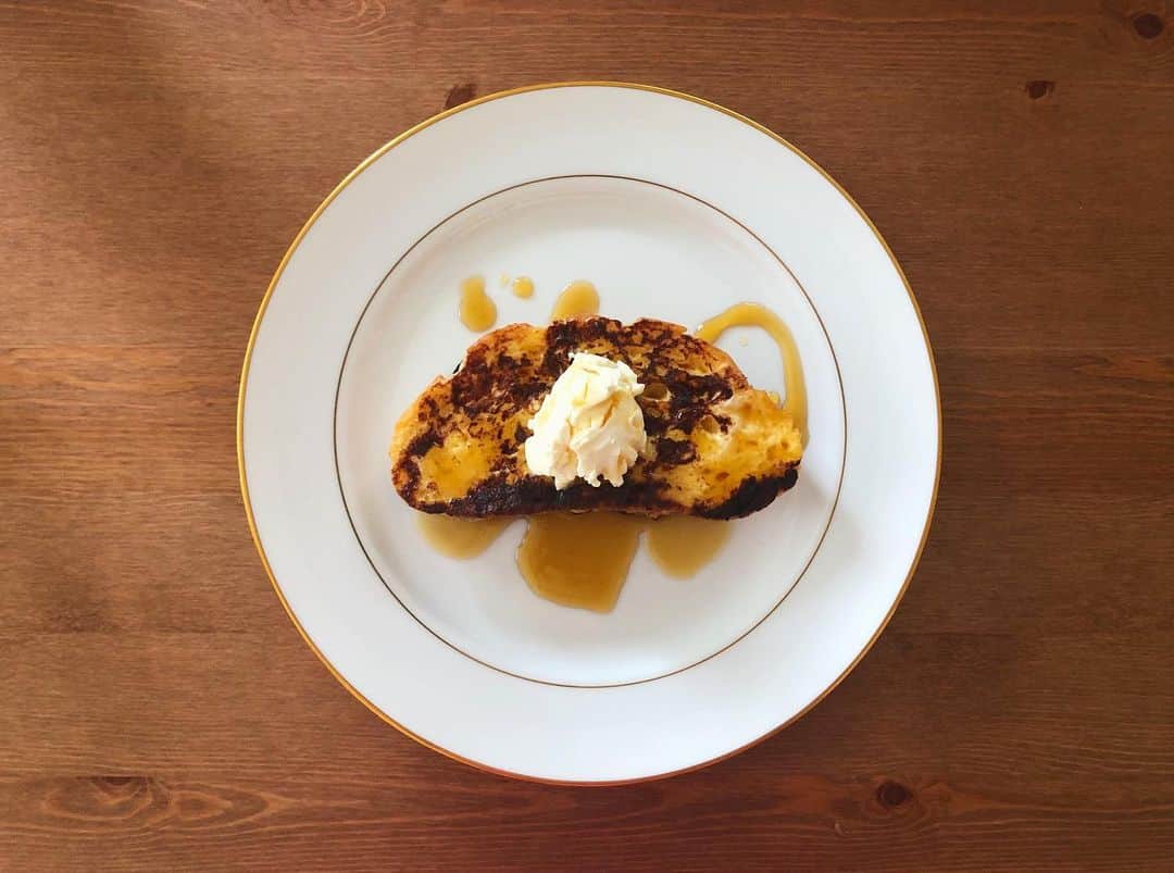 相沢梨紗さんのインスタグラム写真 - (相沢梨紗Instagram)「Breakfast 🐣🍞🍯💕 . French toast with cream cheese & maple syrup. . 朝からお掃除して遅めの朝ごはん。お昼になっちゃったけど。笑 . フレンチトーストの時、いつも焼きすぎた感じになる。トロトロ卵が苦手だからしっかり焼きたくなっちゃう。笑 . . . #りさごはん #朝ごはん #breakfast #frenchtoast #cooking #sweets #cookingram #tokyolife #lifestyle #ていねいな暮らし #coffee #coffeetime #maplesyrup」7月10日 11時49分 - risacheeese