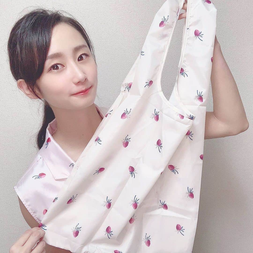 筒井萌子のインスタグラム：「* @gelatopique_official のエコバッグ🍓 結局かわいさ重視𓂃٭ コンパクトでシンプルなものにした♪ パジャマとお揃いになりました♡ʾʾ 母にはチェリー🍒柄を𖤐˒˒どっちもラス1だったよ♪ ・ 撮影でやってもらったメイクがとっても好みだったから エコバッグ買っただけで撮影。。。笑 @hyo.212 さんありがとうございます◡̈⋆ ・ #筒井萌子 #女優 #actress #モデル #model #岡山  #shooting #instagood #instalike #converse #撮影 #followme #instalike #ゴルフ #ゴルフ女子 #ゴルフコーデ #골프 #좋아요반사 #좋아요그램 #좋아요환영 #데일리그램 #패션 #오오티디 #카페」