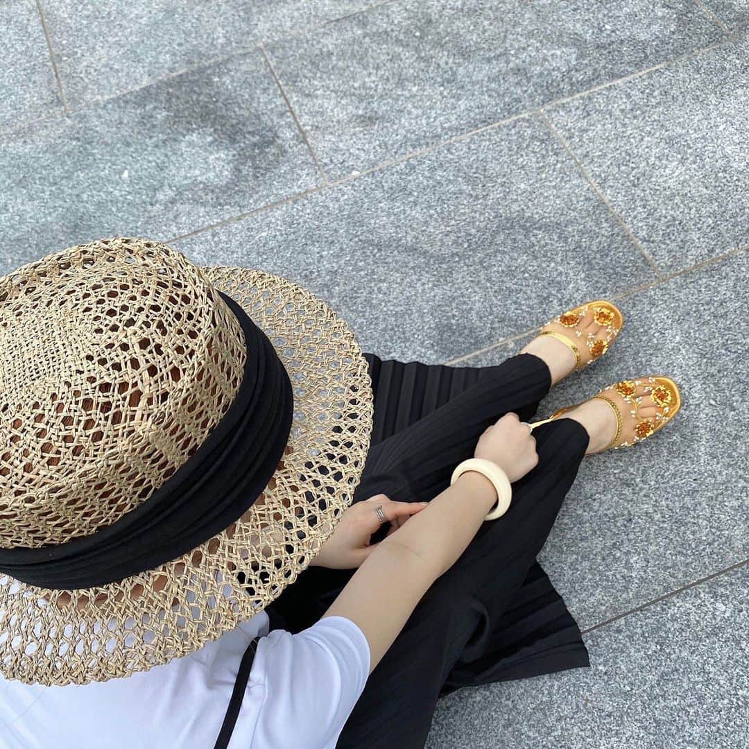 オーバーライドさんのインスタグラム写真 - (オーバーライドInstagram)「⚪︎ 【vietnam mesh  sandal coordinate】 ・ 先日instaLIVEで紹介しました ベトナムメッシュサンダル。 ・ staffたちの足元コーデをチェック！👡 カラーで雰囲気も変わるので 2色買いもおすすめです❣️ ・ ・ #カオリノモリ #kaorinomori #サンダル #ベトナムサンダル #サンダルコーデ #足元 #足元コーデ #fashion #sandal #summer」7月10日 11時59分 - kaorinomori_official