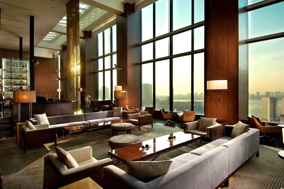 Conrad Tokyoのインスタグラム：「東京湾の絶景を望むスタイリッシュで開放的なバー＆ラウンジ。 Relax in the stylish TwentyEight on the 28th floor and appreciate the breathtaking views.」
