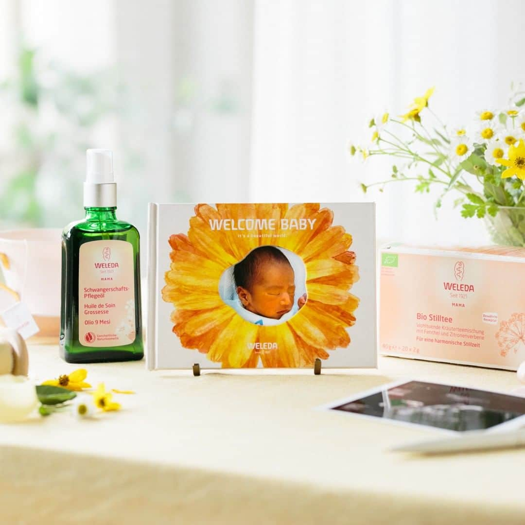 ヴェレダ Weleda Japanさんのインスタグラム写真 - (ヴェレダ Weleda JapanInstagram)「【本日新発売│エコー写真アルバム WELCOME BABY】 . 待ち遠しい新たな家族の誕生。 そんな日々を記録できる、「エコー写真アルバム WELCOME BABY」をおつくりしました。 . 「エコー写真アルバム WELCOME BABY」は、ベビーの誕生前から誕生後までを記録でき、ベビーのエコー写真やお誕生の時の写真だけでなく、足型・手型を一緒に収めることができます。 . 窓つきの表紙には写真を入れ、そのままフォトフレームのように飾っておくこともでき、いつでも誕生時の思い出をなつかしむことも。 . アルバム内ではオイルを使用した産前産後のケア方法についてもご紹介しています。 . ヴェレダのベビー・マタニティケア製品とともにこれからご出産を迎える方へのギフトにもおすすめです。 . ヴェレダ直営店・公式オンラインショップでの限定販売となります。ぜひご覧になってみてくださいね。 . . #ヴェレダ #WELEDA #オーガニック #オーガニックコスメ #アントロポゾフィー #人智学 #植物療法 #シュタイナー #ホリスティック #エコー写真アルバムWELCOME BABY #ベビママ #プレママ #マザーズボディオイル #妊娠 #出産 #産前 #産後 #ベビー #カメラママ #キッズフォト #ベビーブック」7月10日 12時00分 - weleda_japan