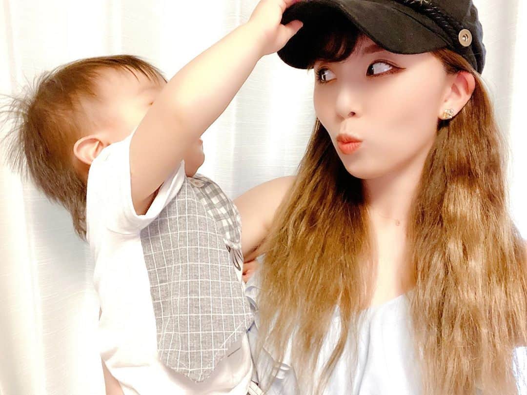 Momoeのインスタグラム：「. . 帽子が気になって気になって 気になって気になって 写真どころじゃない心縁🙄👒 . .  #happy #家事 #育児 #family #家族 #boy #smile #男の子 #息子 #code #love #lucky #kids #子供 #thankyou #宝物 #ベビー #fashion #follow #心 #縁 #パパ #ママ #家族写真 #男の子ママ #赤ちゃん写真 #photo #子育て #1歳 #flower」