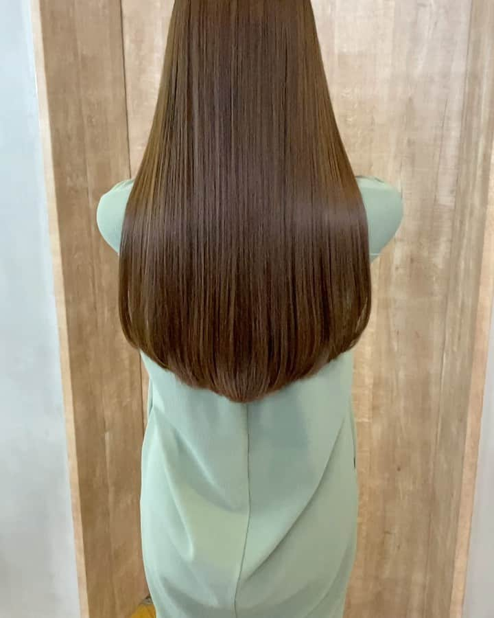 希崎ジェシカのインスタグラム：「しばらく我慢していましたが 先日、久しぶりに美容室へ💇‍♀️  髪生きかえった✨ ほんと艶サラで髪色も お気に入りなのです👍  髪のお医者さんと呼ばせて下さい🙇‍♀️🏥  @takahiro_numa さん いつもありがとうございます！  #美容室 #髪質改善トリートメント #トリートメント　#ヘアサロン #ロングヘア #さらさらヘア #TOKYO #SHIBUYA #hair」