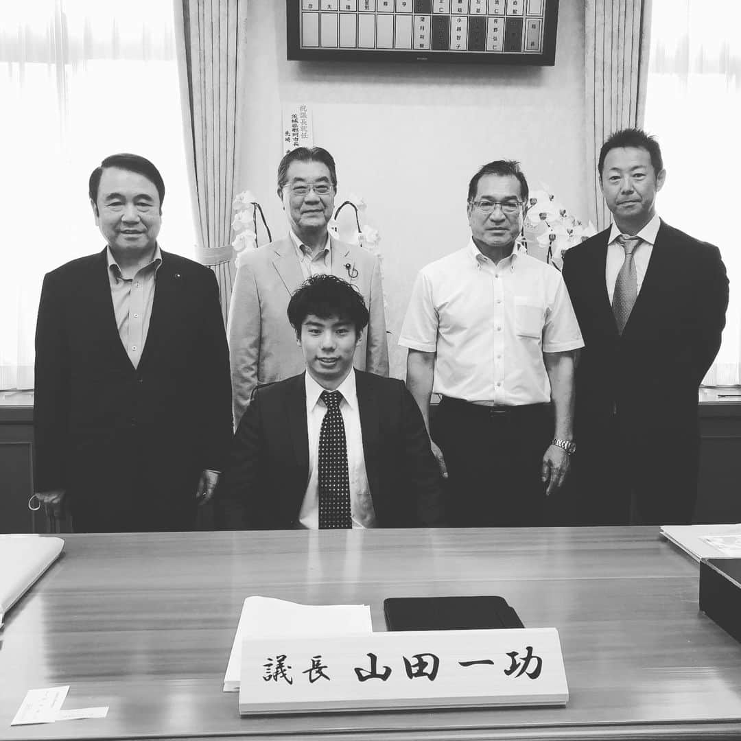 山口観弘のインスタグラム：「山梨県県庁に訪問しました😊 議長席に座るという貴重な体験も できました。笑  #山梨 #ブルーアース」