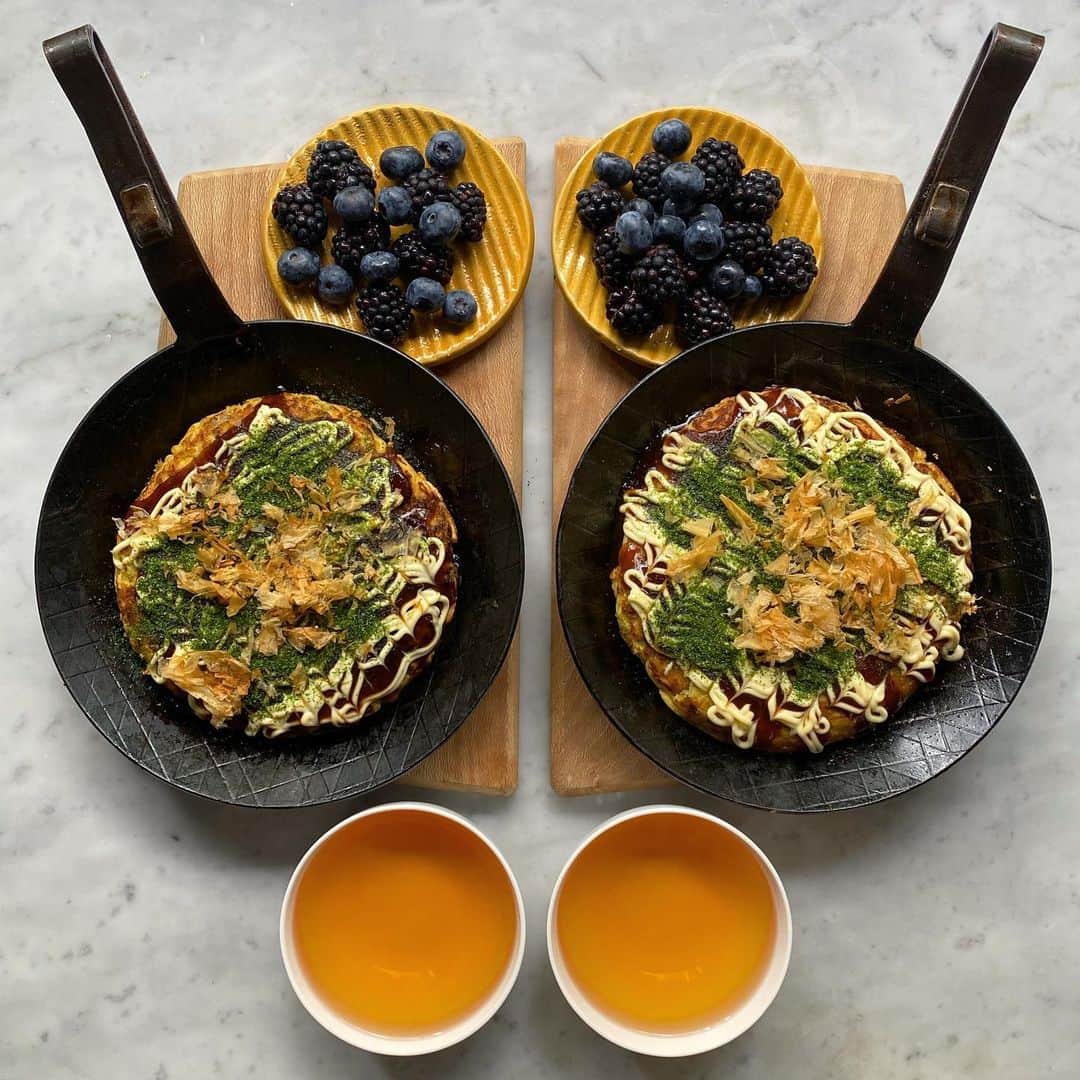 Symmetry Breakfastのインスタグラム：「Leftover Okonomiyaki 🇯🇵 it’s the fridge forage frittata of Asia 🙌🏼 the name translates as “Whatever You Want, Grilled” and i’m stretching that to whenever too 😘 Way more than 5 portions of veg per pancake I also use dashi to flavour the batter.  Topped in the traditional way, okonomi sauce, kewpie mayo, powdered seaweed and katsuobushi flakes ❤️ Recipe is in my book 😘😘😘 #symmetrybreakfast」