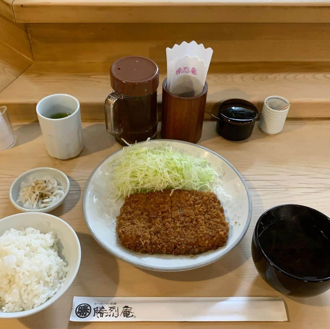 くろさんのインスタグラム写真 - (くろInstagram)「勝烈定食🍚1,760円 本日年休で船舶免許の更新講習と免許更新で横浜馬車道 せっかく馬車道に来たから勝烈庵馬車道総本店🐖 十数年ぶりに勝烈庵食べたけど、昔はもっと美味しかった記憶なんだけど、今食べたら半額以下の新橋まるやの方が美味いと思ったりして… ちなみに、近くにとんかつ檍 横浜馬車道店が出来てたけど、そっちは行列でしたw #勝烈定食 #勝烈庵 #勝烈庵馬車道総本店 #馬車道ランチ #とんかつランチ #トンカツランチ #勝烈庵ランチ」7月10日 12時23分 - m6bmw