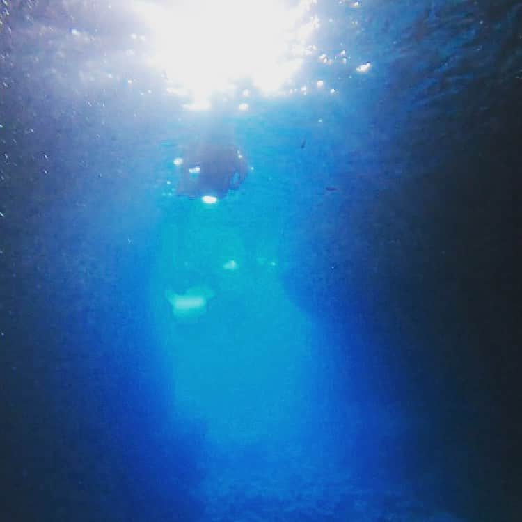 水原乙さんのインスタグラム写真 - (水原乙Instagram)「・ ・ 青の洞窟で初スキューバダイビングをしてきました🐠💕 インストラクターの方がGoPro8で撮影してくれたので、すごく綺麗な写真が撮れました❤️ ・ 最初は緊張したけど、海の中はすごい❗️ 光が差し込む洞窟は神秘的で感動しました🥰💕 ・ ・ 🌹 ・ ・ #沖縄 #青の洞窟 #青の洞窟ダイビング #スキューバダイビング #ダイビング #ダイビング女子 #goprohero8 #インスタグラビア #グラドル #グラビア #水原乙 #お姉さん #インスタグラマー #インフルエンサー #好可爱 #卡哇伊 #可愛 #맞팔 #これがこう #sexybody #sexyhot #instagravure #tagsforlikes #YouTube #YouTuber #japanesegirl #asianbeauty #gravure #portrait #followｍe」7月10日 12時38分 - mizuhara_oto