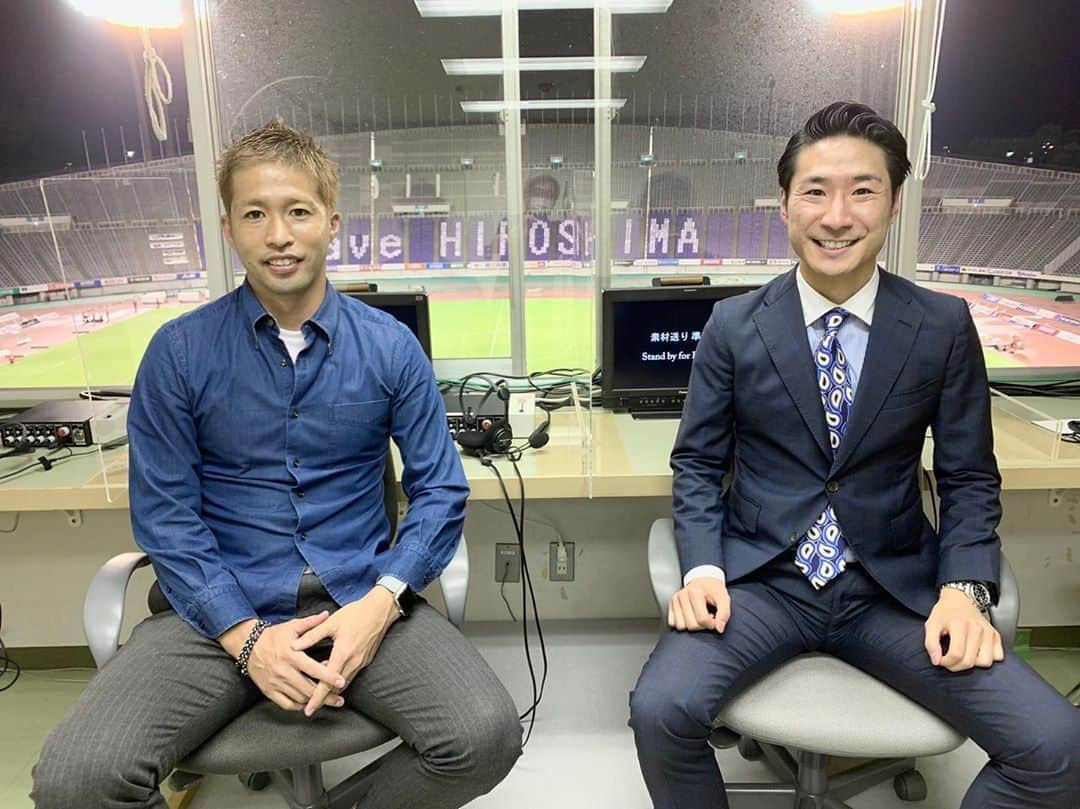 森崎浩司さんのインスタグラム写真 - (森崎浩司Instagram)「先日のJ1第3節　広島vs大分⚽️戦の解説をさせていただきました⚽️  実況、江本一真くんと一緒にさせていただきましたが、Jリーグが日常に戻ってきた喜びを感じる一方やはり、 リモートマッチ(無観客試合)ということでのファン・サポーターがいないスタジアムは寂しいなとあらためて感じました💦  第4節からはMAX5000人以下までのお客様にスタジアムに来ていただけるということでいろいろな方の力をお借りしながら少しずつでもいつものスタジアムの雰囲気が戻ってくることを願っています⚽️  #sanfrecce #DAZN #実況 @kazuma_emoto  #リモートマッチ #最初で最後に #解説」7月10日 12時31分 - koji.morisaki77