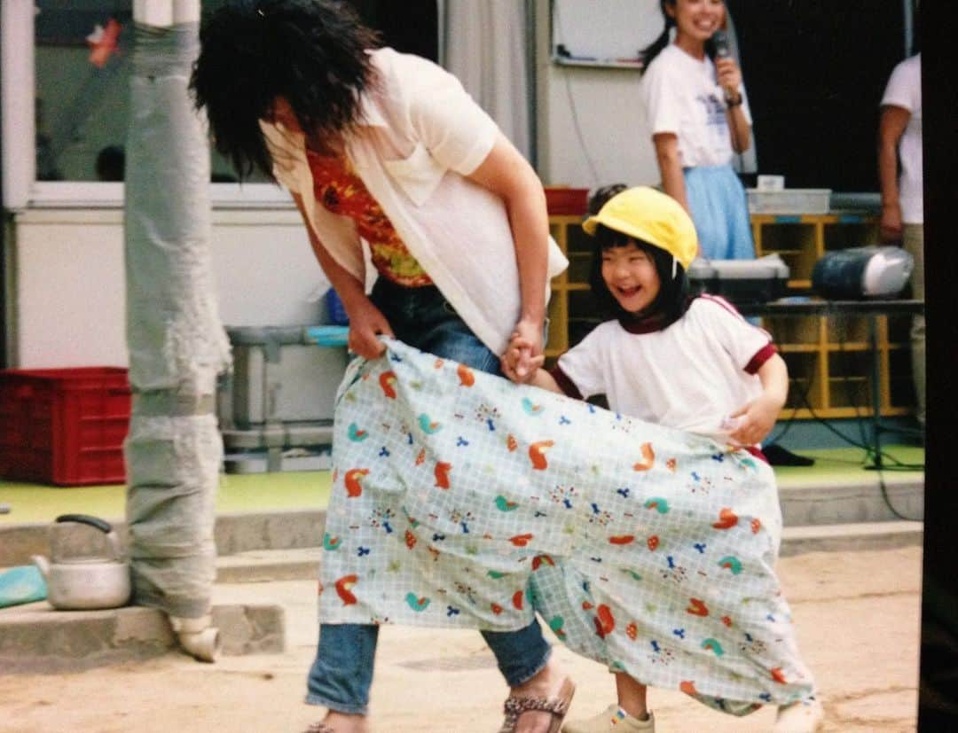 Tammyさんのインスタグラム写真 - (TammyInstagram)「各地の皆さん、大雨続いて大変ですよね、、  お元気ですか？  どうか、ご無事でいて下さいね。  元気ですか？とメッセージ下さった方々、ありがとう😊  生きてます。  ありがたく、唄のレコーディングやらなんやらで、  忙しく過ごさせてもらってます。  やとこさ、唄入れがアルバムの半分超えました♬  今日から数日お休み(^^)←出来るかな?w  来週からまた残りの唄レックとミックス祭りですが、協力して下さってる方々のおかげで、  がんばれてます。  ホンマにありがとうございます。。  さすがに、年齢と共に、体力や精神力も弱りますが、笑  こんな時期やし、色々と思うことも沢山あるけど、  皆さんを思い出して、きっと今頃それぞれがんばってはるんやろな、と思いながら深呼吸するようにしてます。  生きてれるだけで、ホンマにありがたいな、って。  しばらくSNSはこれまでのように頻繁に出来なくなると思いますが、ご心配なくです。  今頃ぇぇアルバムを作ってんねんやろなーと思ってて下さい(^^)  写真は14年前、当時4歳の娘との運動会で一緒にデカパンはいて、走る写真。  出てきて、懐かし癒されたので、アプ♡  皆さん、どうぞお元気で😊  #Tammy #Tammyyanen #photo #シンガーソングライター #唄 #ギター #singer #songwriter #guitar #artist  #solo #music #song #恩学 #音楽 #想い #art #live #love #life #ライブ #20周年 #アルバム #制作 #recording #レコーディング #娘 #daughter #幼い頃 #癒し」7月10日 12時35分 - tammyyanen