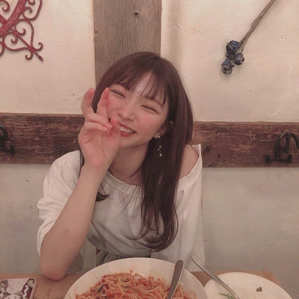 横道侑里のインスタグラム：「結構前なんだけど 中高同じお友達とご飯行った時の横道すごく幸せそうな顔してたからのせておくね笑笑 たっくさん撮られてた。 にしてもいい顔してるわ、 たくさん笑ってたくさん動いてたくさん食べてお腹いっぱいで眠くて帰るの苦労した気がする笑笑 仲良しって大切にしたいね」