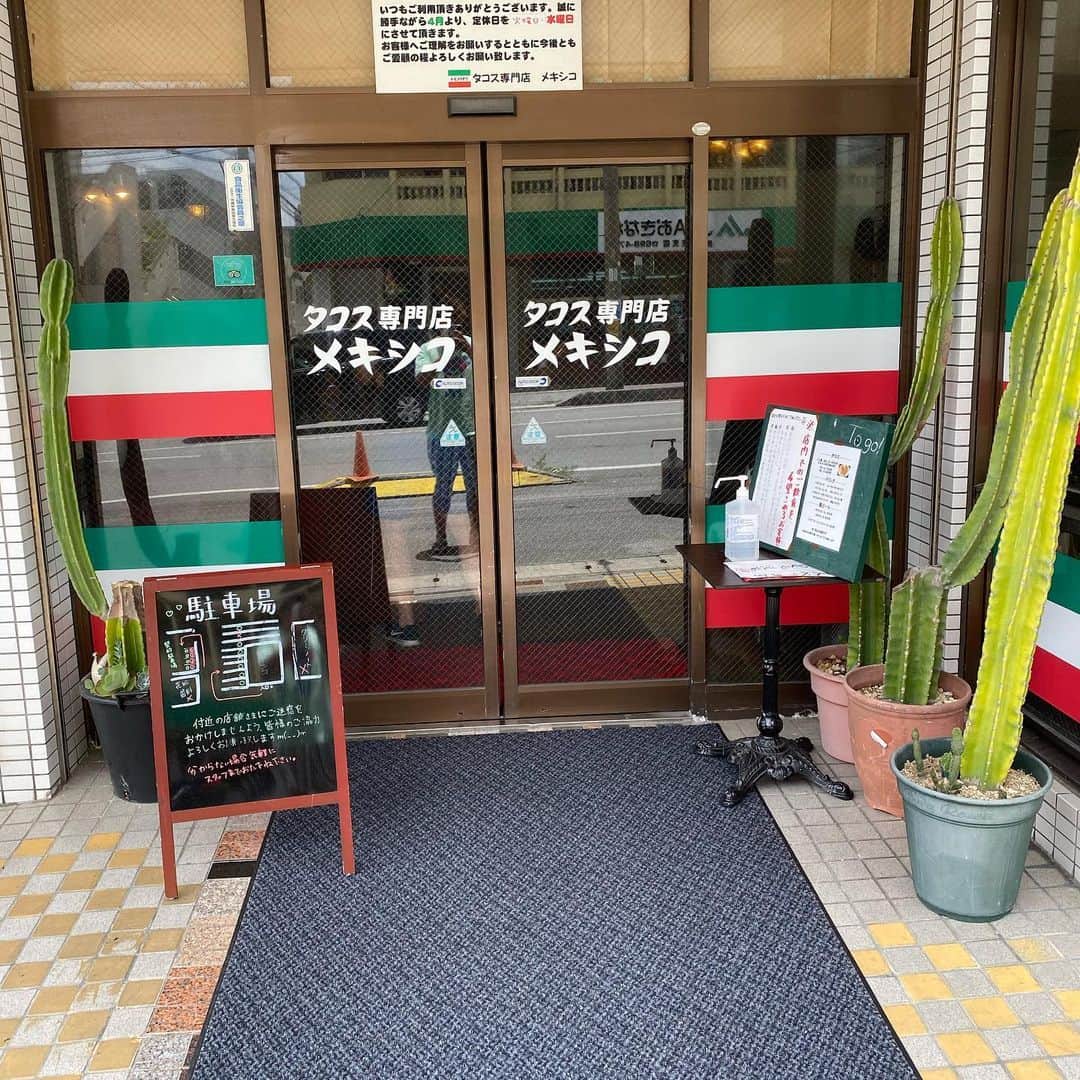 GOSAMARUのインスタグラム：「‪年くらいに拳王に教わったタコス屋！‬ ‪美味しいのを思い出して来てみました。‬  ‪今回はtakeoutで！！‬ ‪#タコス専門店メキシコ #タコス #沖縄 ‬ ‪#rd_pw #琉ドラ #GOSAMARU‬」