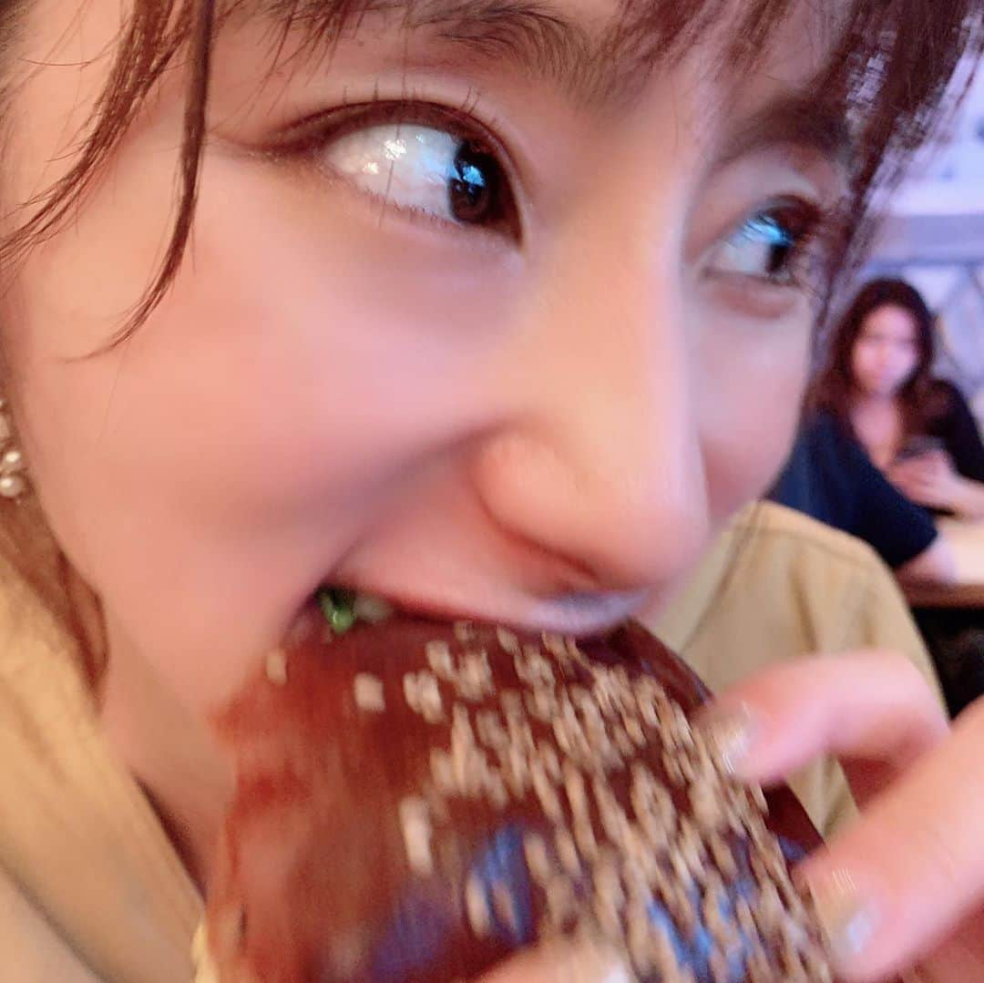 前田ゆうさんのインスタグラム写真 - (前田ゆうInstagram)「Love 🍔💕もぐもぐTime しかしきのうリハ後にメンバーといったんだよー🥳  まいまいカメラマンと けーたんカメラマン📷✨🤳 しかしまいまいは無言でとってくれてたからはじめきずかなくて、しかしだんだん気付いて最後に作り顔したやつを表紙にした😝  しかしけいたんのはただちかかっただよ🤣！！！」7月10日 12時39分 - yuu_maeda