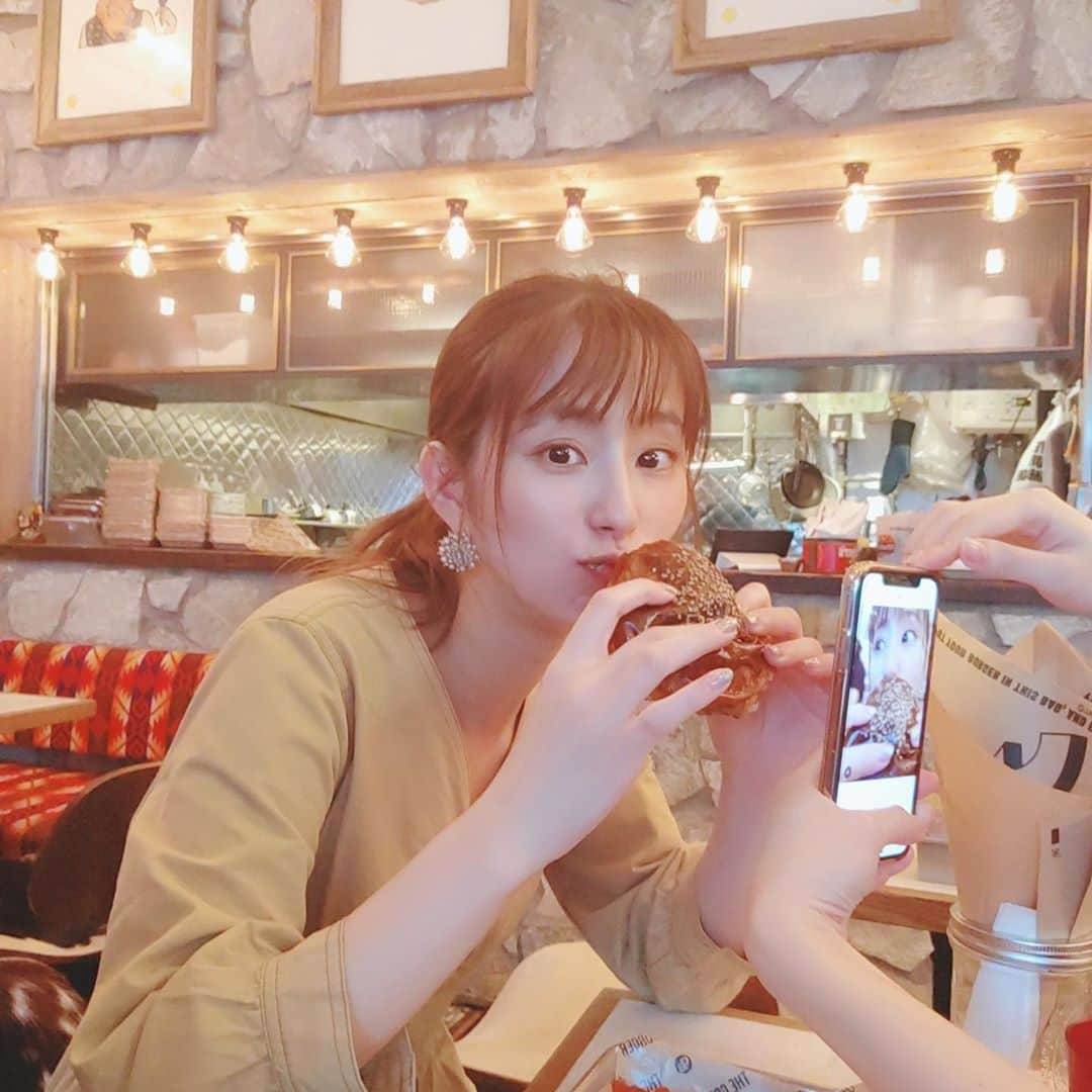 前田ゆうさんのインスタグラム写真 - (前田ゆうInstagram)「Love 🍔💕もぐもぐTime しかしきのうリハ後にメンバーといったんだよー🥳  まいまいカメラマンと けーたんカメラマン📷✨🤳 しかしまいまいは無言でとってくれてたからはじめきずかなくて、しかしだんだん気付いて最後に作り顔したやつを表紙にした😝  しかしけいたんのはただちかかっただよ🤣！！！」7月10日 12時39分 - yuu_maeda