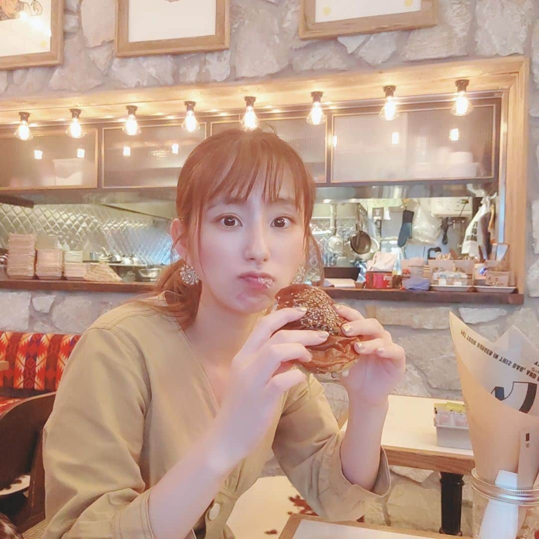 前田ゆうさんのインスタグラム写真 - (前田ゆうInstagram)「Love 🍔💕もぐもぐTime しかしきのうリハ後にメンバーといったんだよー🥳  まいまいカメラマンと けーたんカメラマン📷✨🤳 しかしまいまいは無言でとってくれてたからはじめきずかなくて、しかしだんだん気付いて最後に作り顔したやつを表紙にした😝  しかしけいたんのはただちかかっただよ🤣！！！」7月10日 12時39分 - yuu_maeda