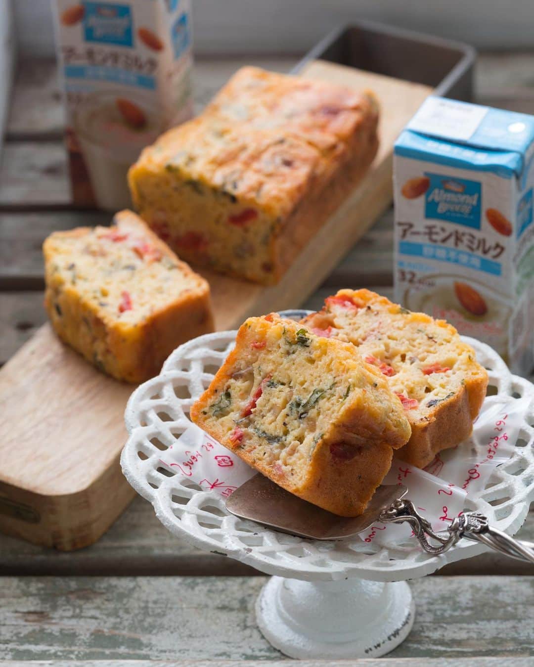 アーモンド・ブリーズのインスタグラム：「アーモンドミルクを使用したヘルシーレシピ「夏野菜のケークサレ」のご紹介です🍅 . フランスのデリ「ケークサレ」を米粉で作りました🇫🇷🍽 . 黒胡椒やバジル入りで香り高く、暑い日でも食が進みます☀️ . サッと出せるので、朝ごはんやお酒のおつまみにオススメです👍 . . <パウンド型20㎝×8㎝ 1個分> ▼アパレイユ（生地） 米粉　100ｇ ベーキングパウダー　小１ 卵（M）2個 アーモンドミルク（無糖）　100㎖ . ▼フィリング（具） 粉チーズ　大４ オリーブオイル　大３ プチトマト5粒 ズッキーニ　5㎝ ブラックオリーブ　5個 バジル　5枚 ベーコン　3枚 塩コショウ　適宜 . ①粉類はふるっておく。 オーブンは180℃に温めておく。 パウンド型にオーブンシートを敷いておく。 ②プチトマトは１/４に切り、タネを除く。 ③ブラックオリーブ、ズッキーニ、バジルはみじん切りにする。 ④ボウルに卵を割りほぐし、オリーブオイル、アーモンドミルクを加える。 ⑤ふるった米粉とベーキングパウダーを混ぜる。 ⑥刻んだ具材、粉チーズ、塩コショウを入れる。 ⑦オーブンシートを敷いたパウンド型に流し入れる。 ⑧熱したオーブンで40分焼く。 . . #ブルーダイヤモンドアーモンド #アーモンドブリーズ #アーモンドミルク #productofcalifornia #madewithcaliforniaalmonds #bluediamondgrowers #almondbreeze #bluediamondalmonds #アーモンド #植物性ミルク #アーモンドレシピ #アーモンド好き #ヴィーガンおやつ #おうちおやつ #おうちスイーツ #米粉レシピ #チームアレルギー #米粉でおやつ作り #カフェ好き #ケークサレ #cakesale #おつまみレシピ #家飲み #夏野菜 #夏野菜レシピ」
