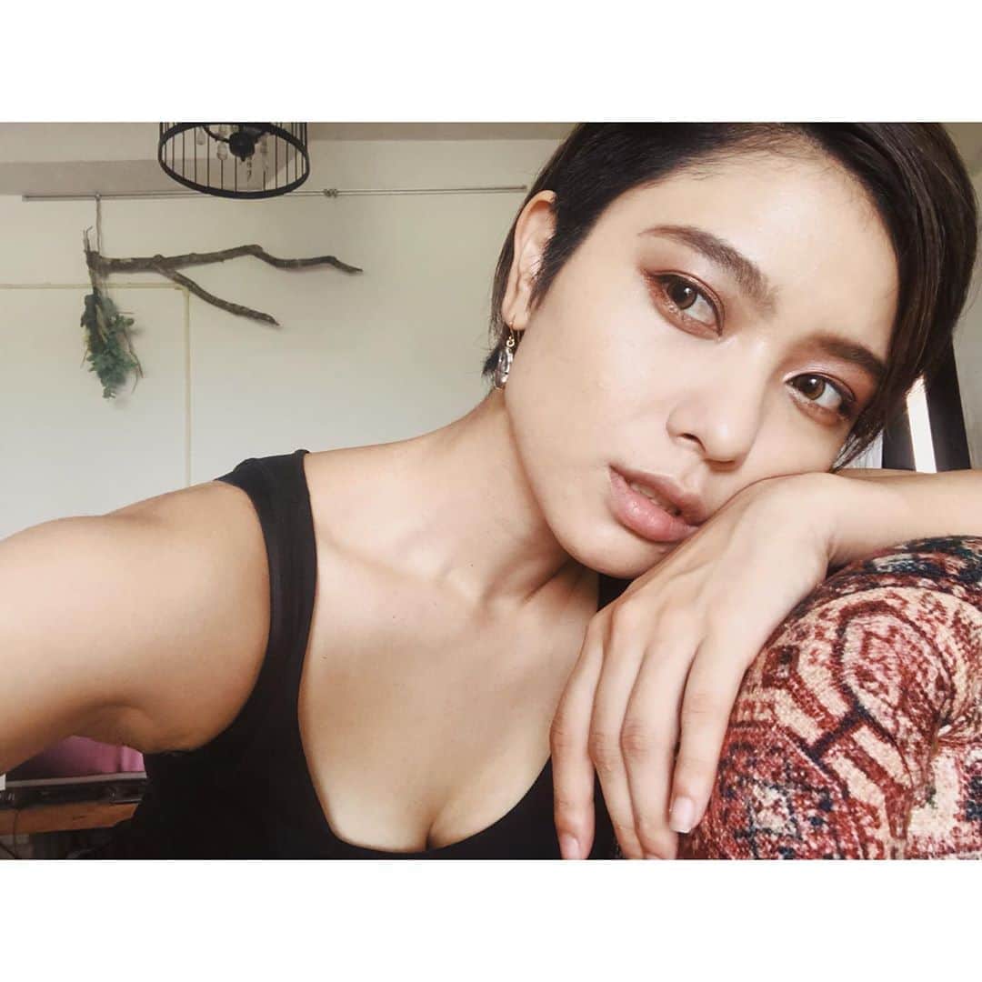 金城優華のインスタグラム：「この1人チェアーが増えて﻿ おうち時間が﻿ ワクワク時間に♡﻿ ﻿ ﻿ やっぱりインテリアを考えるって好きだ~﻿ ﻿ ﻿ ﻿ このチェアは @yellowbox.okinawa  で50%offだったのですが…﻿ お財布と相談して悩みに悩んで購入。﻿ 結果いい買い物した !!﻿ ﻿ ﻿ この気持ちはプライスレス  あとは @maxplus55 で見たあのソファーが あれば最高♡ 夢見るのはタダ。笑﻿ ﻿ ﻿ #金城のお家事情﻿ #ママ  #インテリア ﻿ #家具﻿ #雑貨 ﻿ #好き﻿ #インテリアレイアウト考える時間が﻿ #トレーニングと﻿ #アクセサリー作りと同じくらい好き﻿ #お財布と相談しないで買えるようになりたいわー。笑」