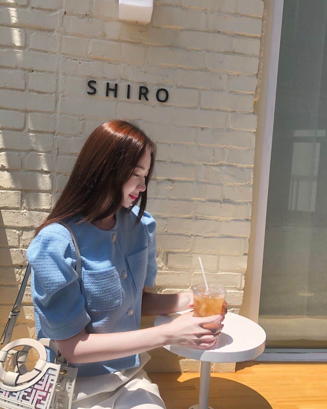 イユエリンのインスタグラム：「여름은 shiro✊🏻 #질색팔색 #엠마그레이 #쿨트위드jk」