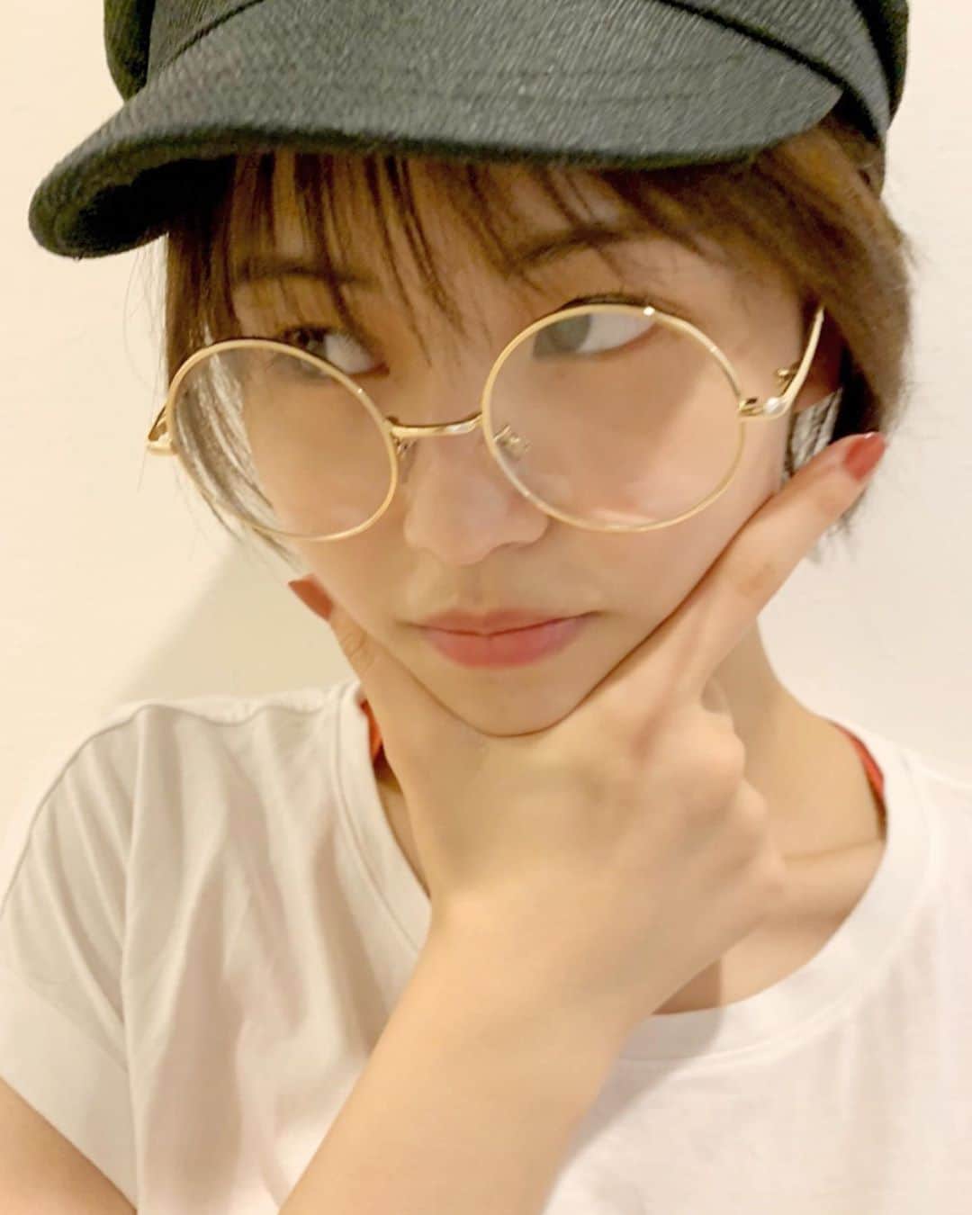 のインスタグラム：「🐈🐾…💖🔎 . . にゃにゃにゃんと！ まるちゃんが探偵になったようです🔎👀 7月10日(金)19時~ YouTube#まるちゃんネル で配信開始です！ 皆さんも是非見下さい！…💖 私のInstagramに貼ってあるリンクからも見れます✈️ . ということで私も探偵っぽい写真を撮ってみました✨ . . #まるちゃん#sweetpoweranimal#まる探偵#まるちゃんネル#YouTube#😸💖」