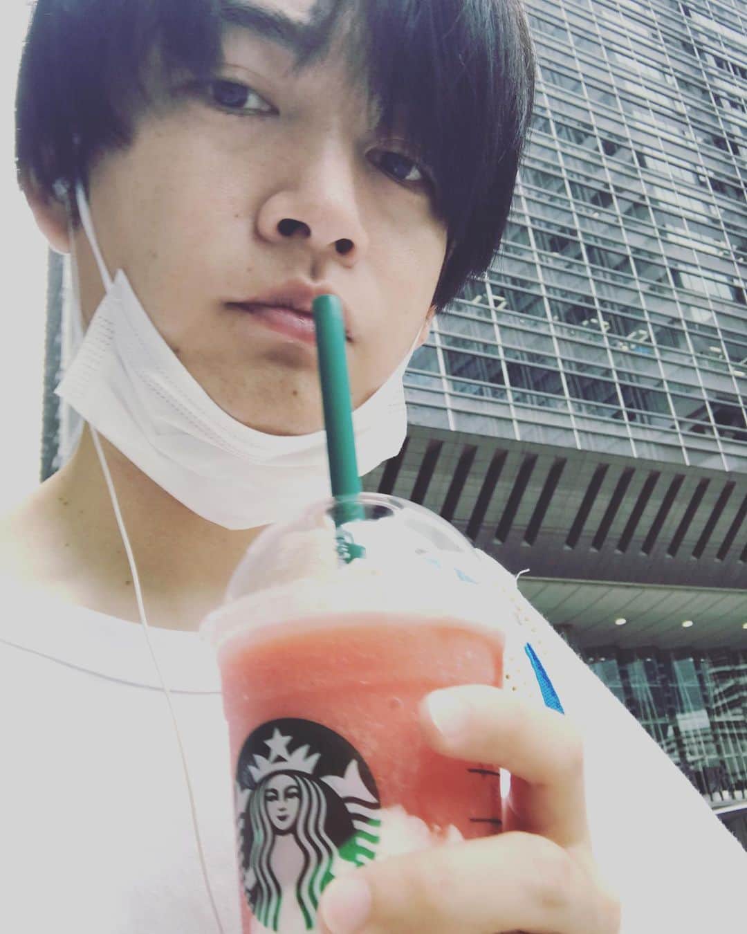 坂口和也さんのインスタグラム写真 - (坂口和也Instagram)「ごろっとイチゴ頂きました🥤 #スターバックス」7月10日 12時55分 - kazunari_sakaguchi