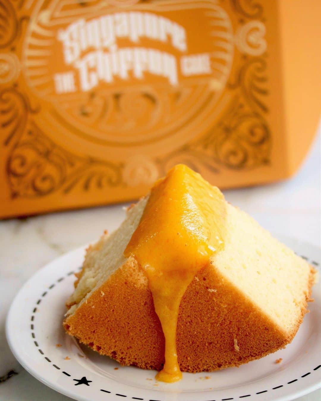 Li Tian の雑貨屋さんのインスタグラム写真 - (Li Tian の雑貨屋Instagram)「How sexy can a cake be 🧐   Maybe like this 🤤  @oldsengchoong creates yet another winning hit chiffon cake - Salted Egg Yolk Chiffon ($23.80) with that oozy molten lava in the center. P.s. divide the cake when it’s chilled and warm up the slices in the microwave before u eat it. That way u’ll probably save urself the mess and everyone gets a share of that precious gold 😉    • • • #singapore #desserts #igersjp #yummy #love #sgfood #foodporn #igsg #ケーキ  #instafood #gourmet #beautifulcuisines #onthetable #snacks #cafe #sgeats #f52grams #bake #sgcakes #feedfeed #pastry #foodsg #cake #cakestagram #savefnbsg #eggporn #cakeporn」7月10日 12時51分 - dairyandcream
