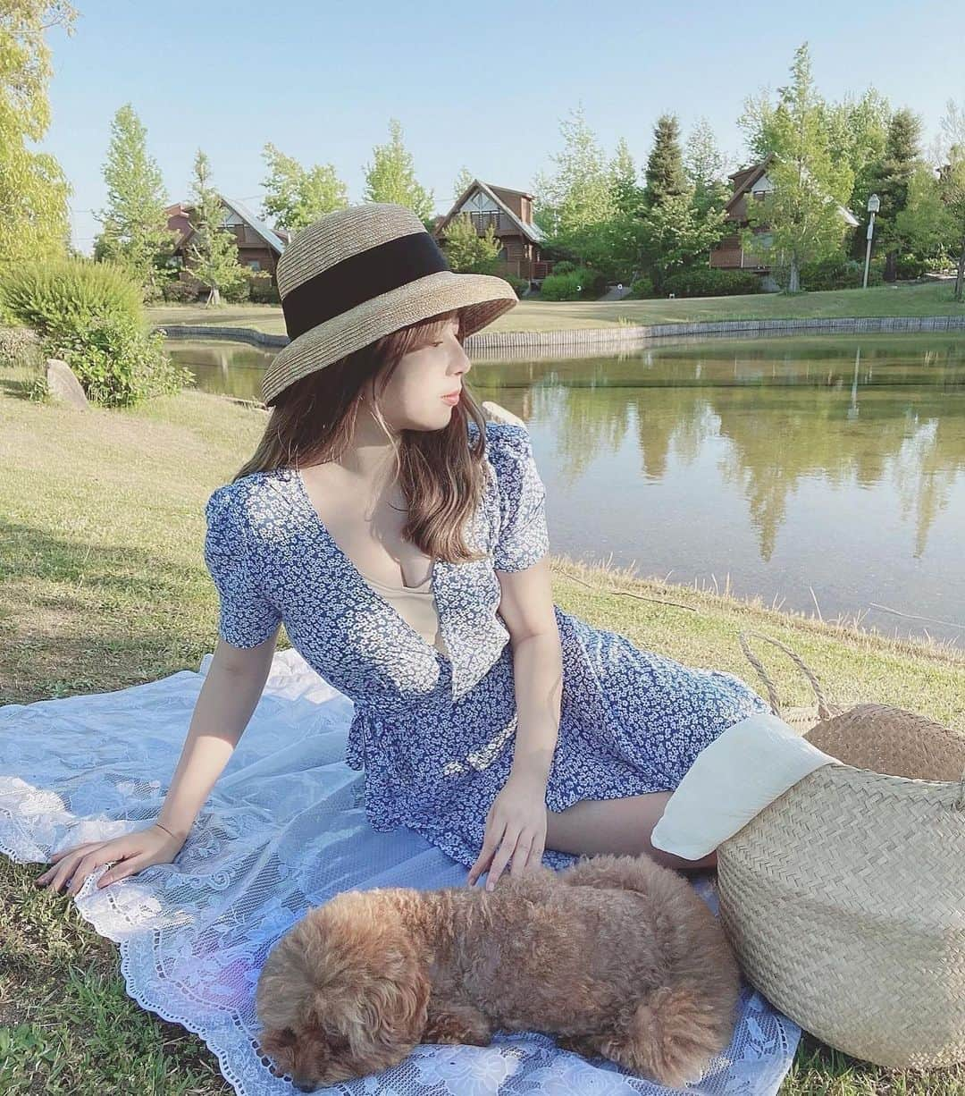 puinpiさんのインスタグラム写真 - (puinpiInstagram)「picnic ： 私は、お天気が良い日はピクニックに行く事が多い♡ ： 外で仕事するのも気持ちいし、 はかどるんだ〜♡ ： Audrey hatとピクニックシートは @puishop.official のもの。 ： もぅずっとお気に入り♡ ： ： ： PuiとかいたHatの偽物がでてるそうで、😞 質やカタチが全然違うので気をつけてほしいです🥺… ： （本物はPUIと石田製帽のダブルネームがついてます🤝） ※コラボ限定のデザインになってます。 ： ： Audrey hatは再販予約はもうすぐ締め切りです♡ ： ： #Pui#Puishop#ピクニック#ワンピース#ヘアスタイル#わんこ#トイプードル#もふもふ#ストローハット#ハット#」7月10日 12時51分 - puinpi