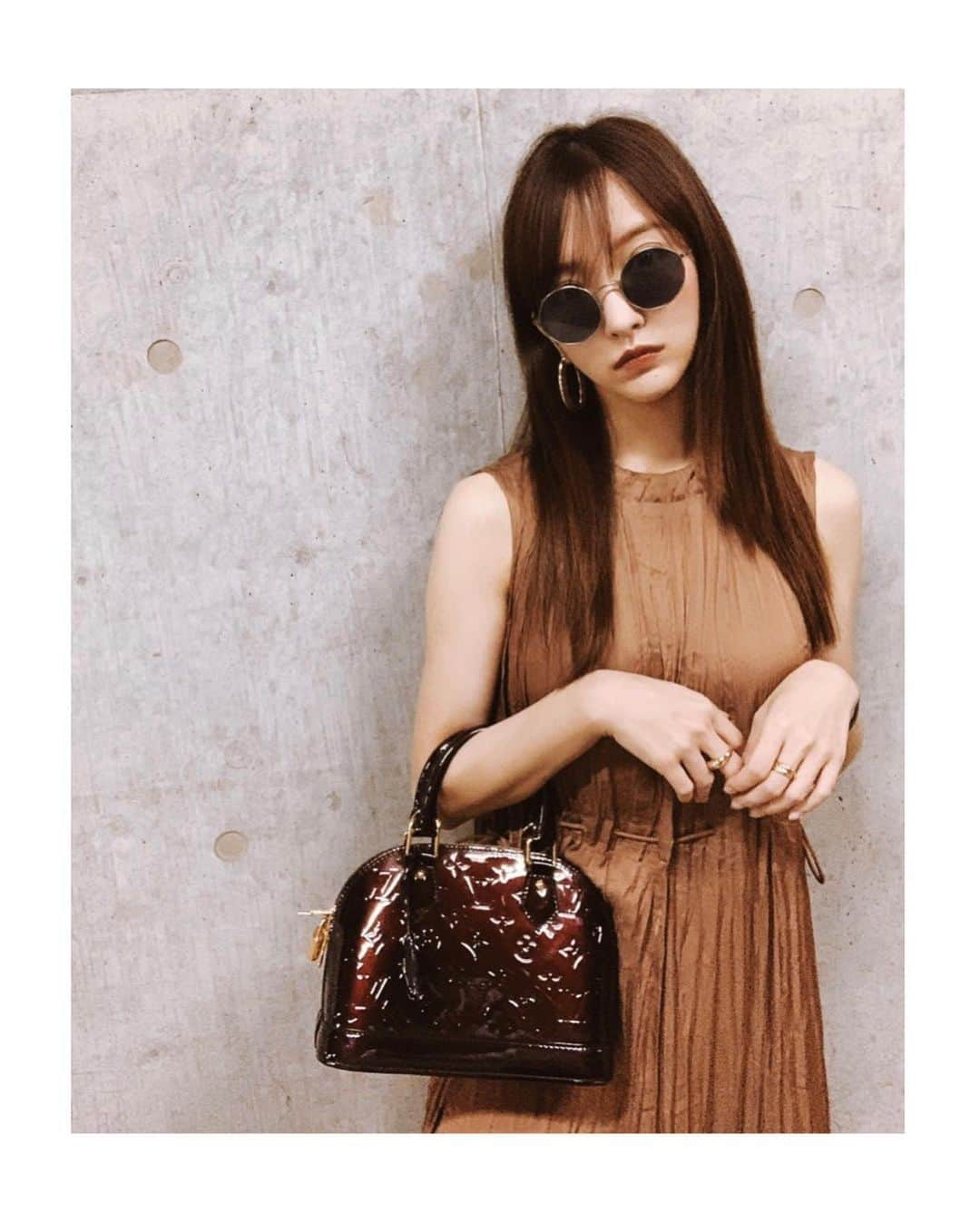 板野友美さんのインスタグラム写真 - (板野友美Instagram)「#bag @louisvuitton  #sunglasses  @oliverpeoples  #earrings  @fray_id  #ring  @cartier   #ootd  #友style」7月10日 12時53分 - tomo.i_0703