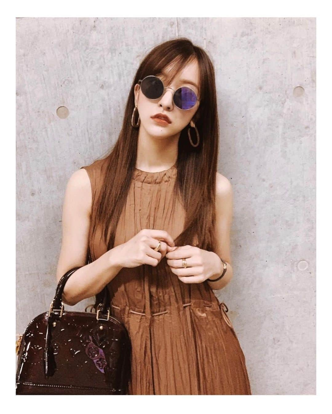 板野友美さんのインスタグラム写真 - (板野友美Instagram)「#bag @louisvuitton  #sunglasses  @oliverpeoples  #earrings  @fray_id  #ring  @cartier   #ootd  #友style」7月10日 12時53分 - tomo.i_0703