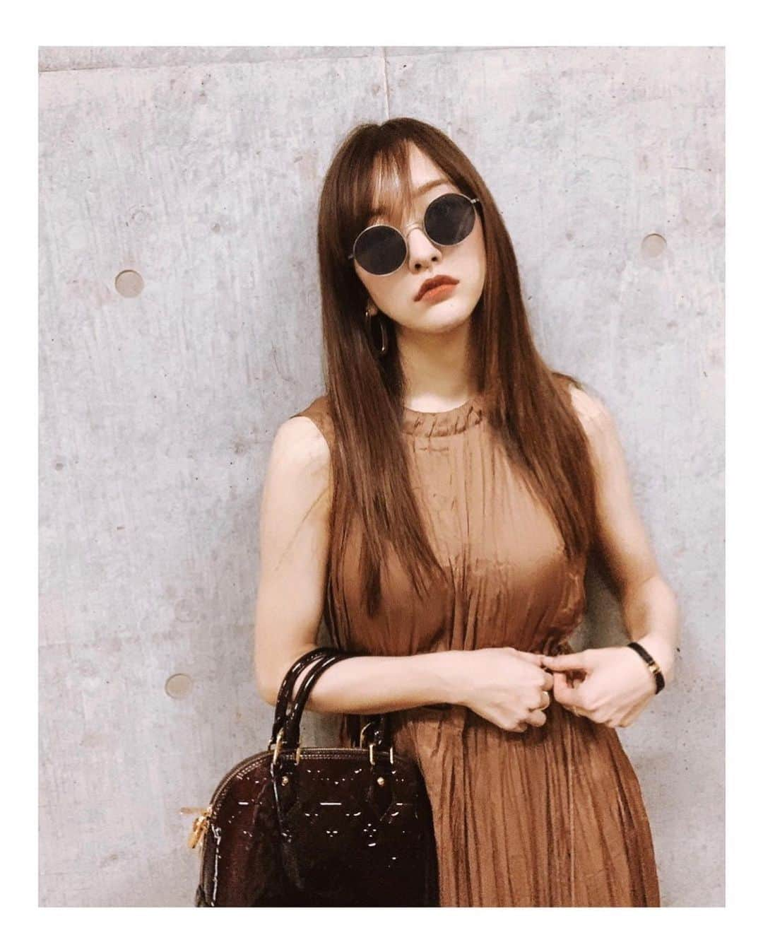 板野友美さんのインスタグラム写真 - (板野友美Instagram)「#bag @louisvuitton  #sunglasses  @oliverpeoples  #earrings  @fray_id  #ring  @cartier   #ootd  #友style」7月10日 12時53分 - tomo.i_0703