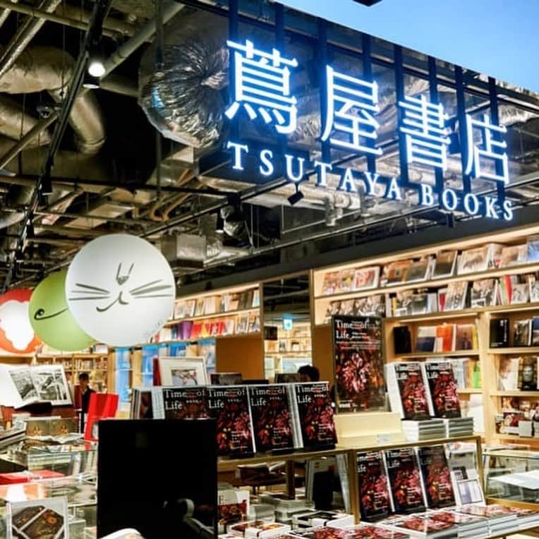 HereNowさんのインスタグラム写真 - (HereNowInstagram)「Art and Japanese culture themed book store at GINZA SIX  📍: GINZA TSUTAYA BOOKS (Tokyo)  "The large format book corner is quite impressive, but one of the things that surprised me most about this store is that you can have a Japanese katana (sword) made for you here. That’s pretty edgy for a bookstore! There’s also a beautiful display space that is almost like a small museum." Editor&Director Naoko(@naocokojima )  #herenowcity #herenowtokyo #wonderfulplaces #beautifuldestinations #travelholic #travelawesome #traveladdict #igtravel #livefolk #instapassport #optoutside #bookstagrammer #bookish #bookgram #booklovers #booknerd #booklover #bookstore  #tokyo #exploretokyo #instajapan #japantour #explorejapan #東京 #東京旅行 #도쿄 #도쿄여행 #일본여행 #日本旅遊 #東京自由行」7月10日 13時04分 - herenowcity