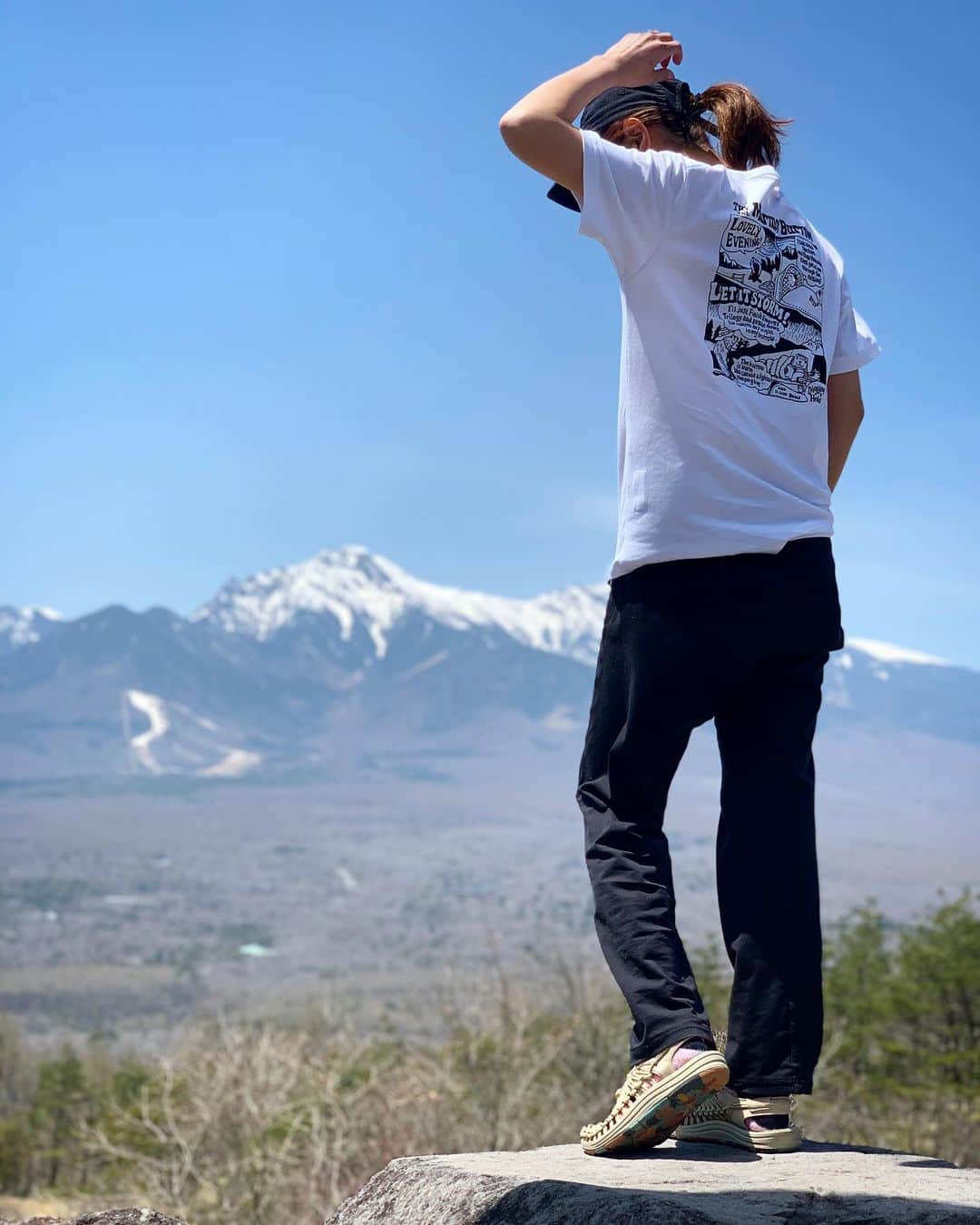 田中幸さんのインスタグラム写真 - (田中幸Instagram)「✴︎ 小さい子ども連れても 山が楽しめる場所  山に登らなくても 清々しい風と空気  お気に入りの避暑地🧊⛰  お気に入りの『山』ポーズ できて良かったね👱‍♂️🧒  @marmot_japan  @keen_japan  #keenambassador #ユニーク」7月10日 12時58分 - sachitanaka