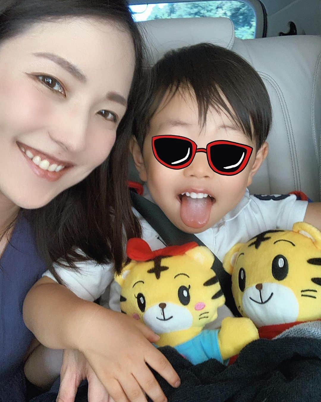 Remiさんのインスタグラム写真 - (RemiInstagram)「fun drive with his friends🐯🎀﻿ しまじろうとはなちゃんとドライブ🚗♪﻿ おうち時間が増えた今、車でちゃれんじのDVDを観るのが楽しみのひとつ。﻿ ﻿ 息子がちゃれんじを始めて2年目。﻿ このたび @kodomochallenge の年間アンバサダーを務めさせていただくことになりました✨﻿ ﻿ 2歳のぽけっとコースでは、しまじろうの妹はなちゃんが生まれてお兄ちゃんになる様子を自分と重ねているようで、しまじろうがはなちゃんに言うことを妹に言ったり、はなちゃんのお世話セットが届いてからは、妹のお着替えや寝かしつけトントンまで手伝ってくれるように☺️🙌🏼 ﻿ しまじろうと一緒に成長しています。﻿ ﻿ 私自身も初めての育児で何をどうすれば分からない時、ちゃれんじを通して「今はこういう時期なんだ！」と学びながら一緒に楽しむことができています。﻿ ﻿ 息子も毎月の教材が届くのを心待ちにしていて、毎回ちょうど欲しいおもちゃが届くのが嬉しくてたまらないみたい☺️💓﻿ そしてDVDや教材を見ながら「これ持ってるー！」と喜び、次号予告を見ては「これ欲しいー！」と言い続け、翌月届くという喜びのループ🎁👌﻿ ﻿ 絵本や遊びの中にも常に学びがあり、季節の行事や歯磨きやトイトレも楽しく学んで一緒に成長できて、親としても絶対的な信頼と感謝しかありません🙏﻿ ﻿ 今や息子だけでなく、娘も一緒に楽しむようになり、2年分の教材を合わせてみんなで楽しんでいます👩‍👧‍👦♪﻿ ﻿ 私もちゃれんじで育ったので、親子二代でお世話になり今回のご縁にも感謝。﻿ 親子の貴重な時間を大切に、濃い時間を過ごせるちゃれんじの魅力をこれからお伝えできればと思います♪﻿ ﻿ ﻿ #こどもちゃれんじ #しまじろう #はなちゃんおせわセット #PR #アンバサダー #濃い時間みつけ隊 #濃い時間」7月10日 12時59分 - remi_912