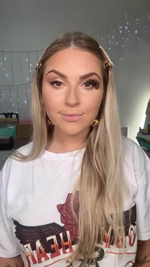 Shannonのインスタグラム：「thanks to everyone who tuned in to this live stream, I love chatting with you all! 🥰 should I do more lives on here?!」