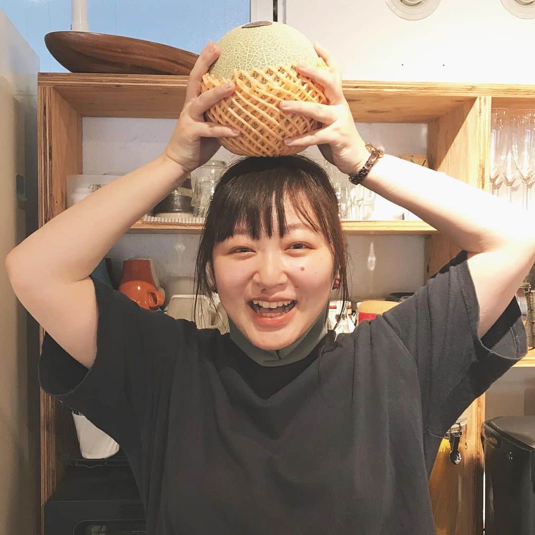 のインスタグラム：「⠀ CTOのづやさんからメロンをいただきました🍈💚 ⠀ いいメロンだそうです！😋 ⠀ いいオフィスでいいメロン🎶 最高ですね！！ #LIG #メロン #いいオフィス #上野 #御徒町 #蔵前 #コワーキングスペース #シェアオフィス #リモートワーク #個室 #イベントスペース」