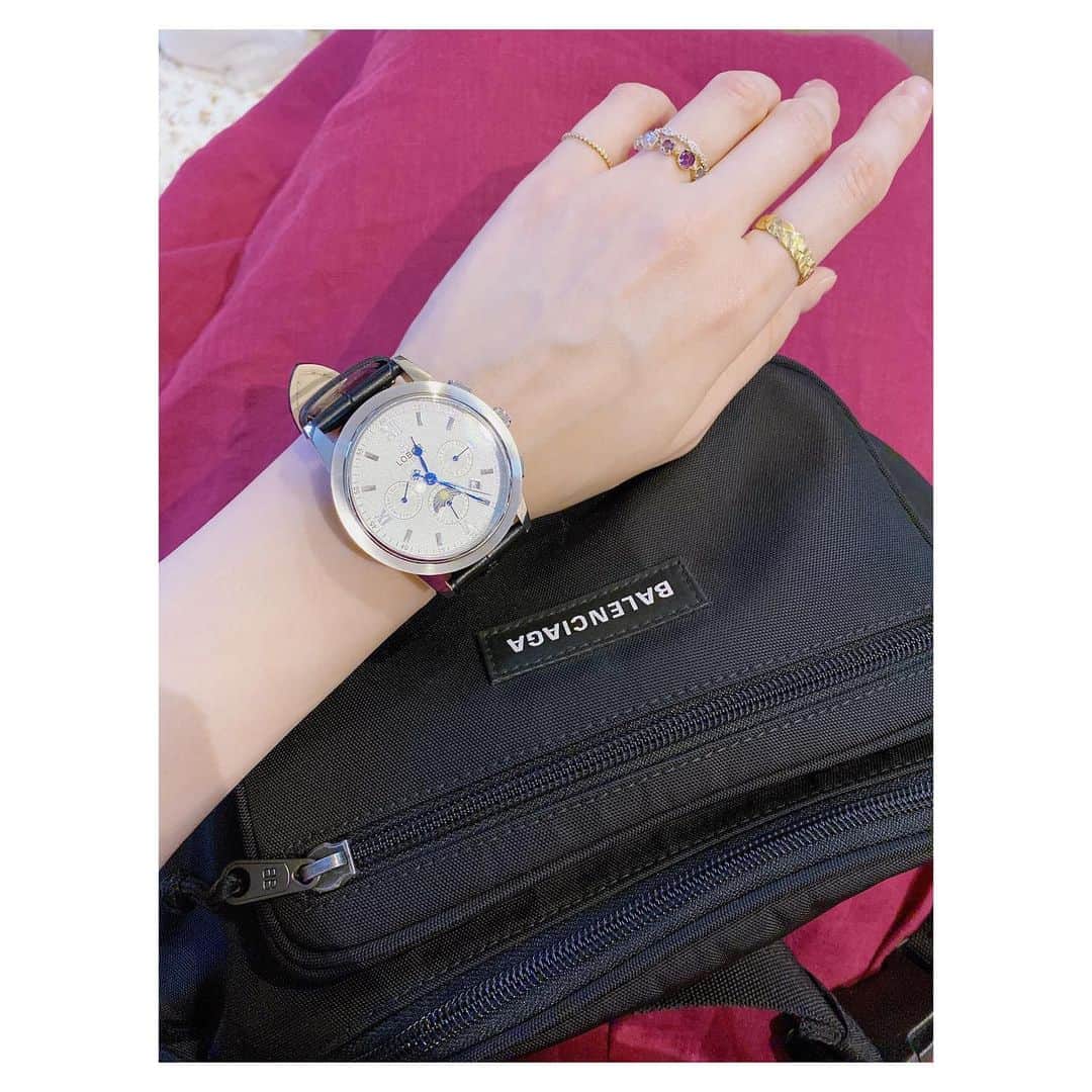 扇けいさんのインスタグラム写真 - (扇けいInstagram)「@loborjapan さんから素敵な時計を頂きました♡ この大きくてボーイッシュな時計をワンピースに合わせたかったから嬉しいー！ 青い針が気に入ってる✨ これはCELLINI S DES VOEUX (BLACK) 42mm メンズにもおすすめっす！ 選べないくらい他にも可愛いのもカッコいいのも色々デザインがあるのでぜひお気に入りの時計を見つけてください＾＾  クーポンコードは、 【keiohgc】 ご使用で10%OFFになります。 (クーポン使用期限は本日より1年間)  2枚目は写真撮ってる時にパピさんが乗ってきたNG写真🤣笑  #lobor #ロバー #腕時計 #時計 #手元倶楽部」7月10日 13時08分 - kei.ohgi