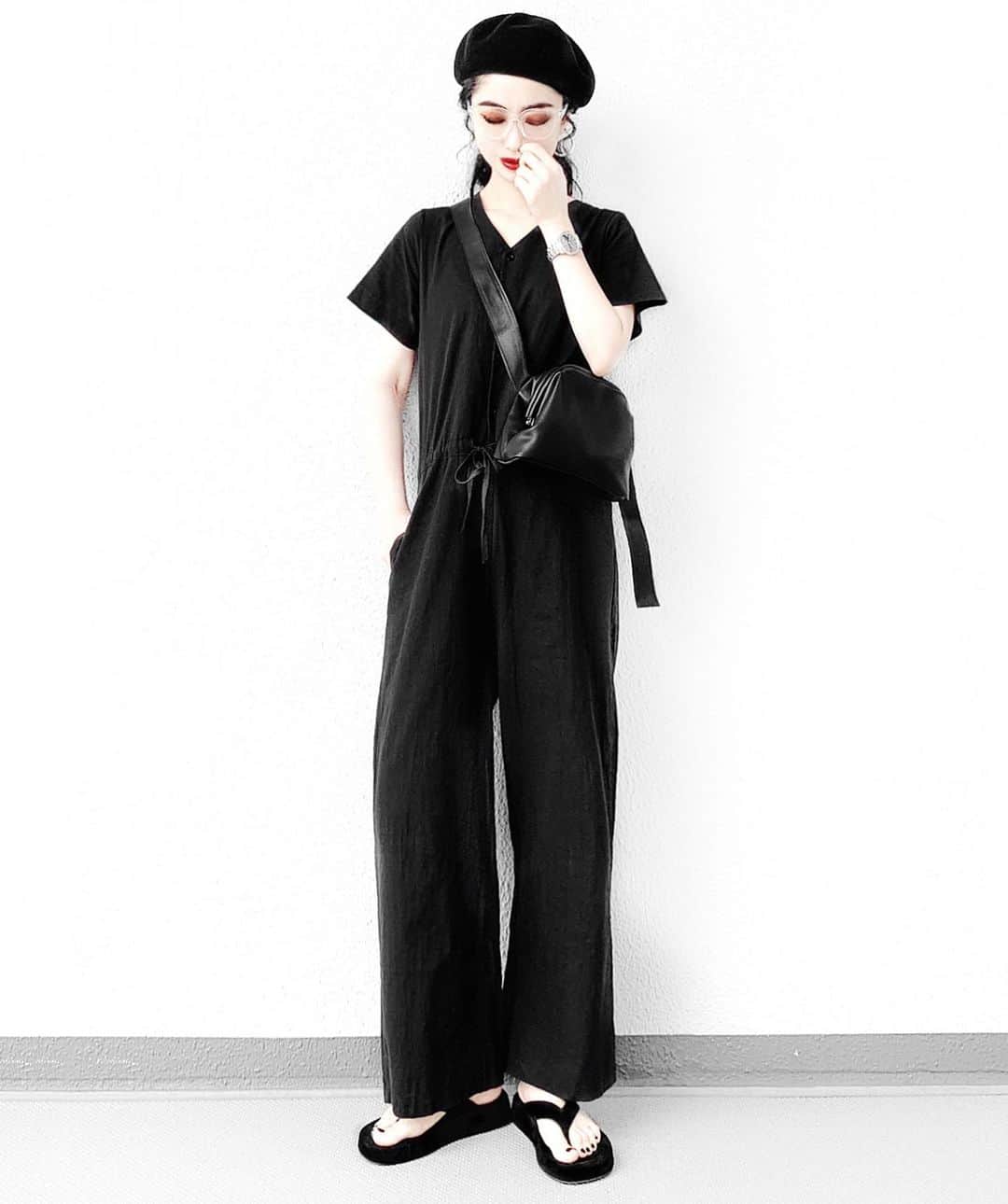 lve_xxxxのインスタグラム：「.﻿ .﻿ 一足お先に 7/19(sun)に入荷の新作﻿ @lveu.official ﻿ Linen blend combinaison﻿ ﻿ 今日着てるんだが、﻿これ、なに？ って位に早速のお気に入り🙈爆﻿ ﻿ リネン混でベタベタしなくて﻿ 涼しいし、なにより楽チン🙌🖤﻿ ﻿ ｳｴｽﾄ部分の紐で縛って頂くと﻿ 丈感調整も可能なので、﻿ 身長とか、気にせず御着可能👍﻿ ﻿ わたしはﾉﾝｽﾄﾚｽのゆるゆるで着てます😂﻿ ﻿ 7/19新作お気に入り多数入荷するので﻿ また、お知らせさせて頂きます🙇🏻‍♀️🖤﻿ ﻿ ﻿ ｺｰﾃﾞｱｲﾃﾑ詳細は﻿ WEARをご覧くださいませ。﻿ ﻿ WEAR ： lvexxxx ﻿ 💻 https://wear.jp/sp/lvexxxx/﻿ ﻿ －－－－－－－－－－－－－－－－－－﻿ ﻿ 📢ｺﾒﾝﾄ頂ける際は、﻿ 最新投稿にお願い致します。﻿ ﻿ 過去投稿に頂いた際、気がつかない事もあり﻿ お返事致しかねる場合が御座います🙇‍♀ ️﻿ ﻿ ﻿」