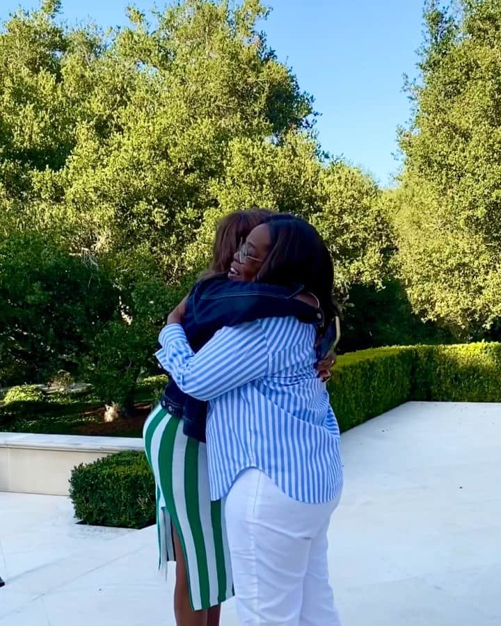 オプラ・ウィンフリーのインスタグラム：「After 13 and a half days quarantined in my guest house, @gayleking and her @cbsthismorning team released from Covid quarantine.」