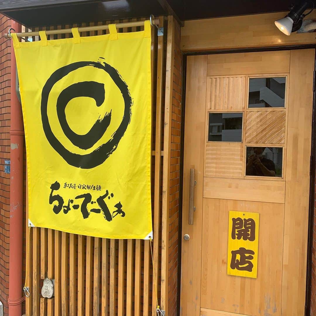 玉城幸也のインスタグラム：「やっと行きたい店に来れた♫  @chodegwa_naha  #沖縄そば」