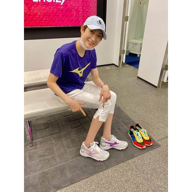 池江璃花子さんのインスタグラム写真 - (池江璃花子Instagram)「* 7/1ついにデビュー👏 #MIZUNOENERZY　 #THEMIZUNOENERZY  MIZUNO ENERZYとは、ミズノ史上最高のエナジーリターン素材になります。接着時の柔らかさを高めると同時に効率的にパワーを発揮する”エナジーリターン性能”が高い新ミッドソール素材だそうです！ せっかくだからジャンプしてみた🙄笑 そしてなんともいえない気持ちの良い履き心地！ * 2枚目は ・7/11(土)発売←明日！！ ・ミズノグローバルプロジェクト"KAZOKU”の第28弾 ・パリ発のストリートブランドLaMJCとのコラボ  @mizuno_sports_style @mizunotokyo2020」7月10日 13時20分 - ikee.rikako