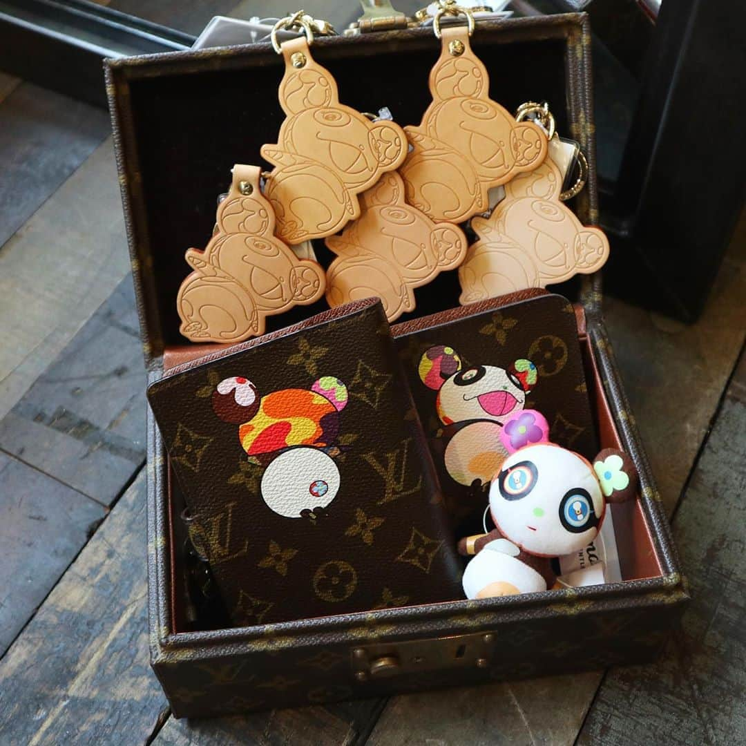 Vintage Brand Boutique AMOREさんのインスタグラム写真 - (Vintage Brand Boutique AMOREInstagram)「Louis Vuitton × Takashi Murakami Panda Key holders, long wallet, agenda and Petit Panda.  AMORE meets LV x MURAKAMI  POPUP Store at AMORE Gentleman July 1st - 29th  If you are interested in those items, please DM and feel free to ask us ;)  Free Shipping Worldwide✈️ ≫ ≫ ≫✉️ info@amorevintagetokyo.com  #AMOREmeetsLVxMURAKAMI #村上隆 #ヴィンテージ #ルイヴィトン  #ヴィンテージルイヴィトン #ヴィンテージブランドブティック #アモーレ #アモーレトーキョー #表参道 #青山 #東京 #louisvuitton #takashimurakami #murakamitakashi #vintage #vintagelouisvuitton #louisvuittonvintage #amoretokyo  #amorevintage #vintageshop #amoregentlman #アモーレジェントルマン #popupstore」7月10日 13時25分 - amore_tokyo