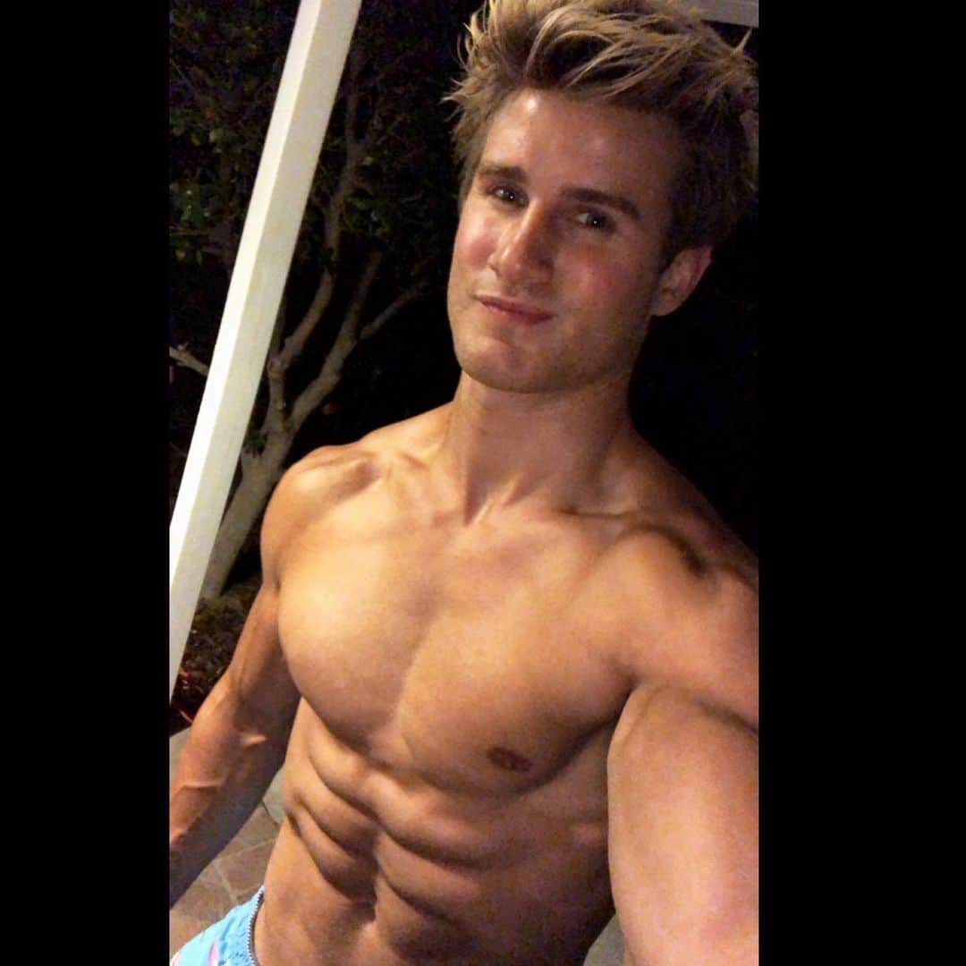 セージ・ノースカットのインスタグラム：「Who else does cardio at night time? #fitness」