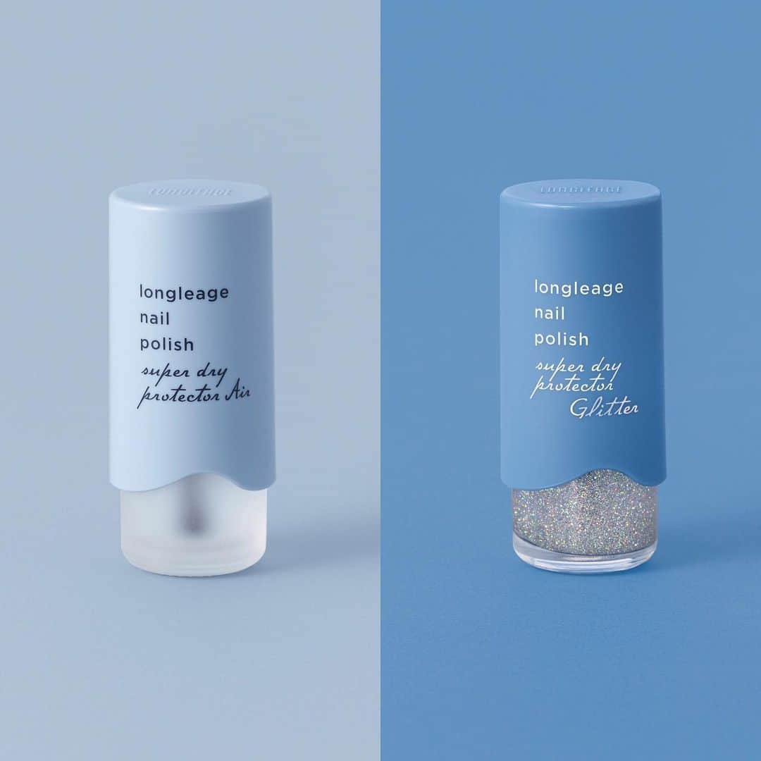 のインスタグラム：「Pick up brand﻿ 指先にキラメキを。速乾性も嬉しい新商品をご紹介💅﻿ ﻿ 【LONGLEAGE（ロングルアージュ）】より速乾トップコートが新発売。トップコートに求めるのは艶・持・乾の3点がそろっていないといけない重要なポイント！﻿ ﻿ 今回の新商品、速乾トップコートはクリアなカラーの『エアー』と繊細なラメが入った『グリッター』の2種。なかでもサロンではグリッターが人気のようです。とても上品に仕上がるグリッターは年齢を問わずお使いいただけます。﻿ ﻿ LONGLEAGEのセルフケアシリーズでプロと同じネイルケアをご自宅で。もちろん、マジックウォーターで手指消毒とハンドケアもお忘れなく！﻿  ﻿ 毎日使う手元だから大切にケアを✨ @stripedepartment プロフィールURLよりLONGLEAGEの商品ををご覧いただけます。﻿ ﻿ #ストデパbeauty﻿ #ストデパ #ストライプデパートメント #stripedepartment﻿ #longleage #ロングルアージュ#ロングルアージュセルフケアシリーズ #ロングルアージュスーパードライプロテクターエアー #ロングルアージュスーパードライプロテクターグリッター #トップコート #速乾トップコート #madeinjapan #japaneseproducts #広尾ネイルサロン #タアコバ #taacoba #ネイルサロン #ウォーターマニキュア #甘皮ケア #自爪育成 #ネイルケア #育爪 #美爪 #nailpolish」