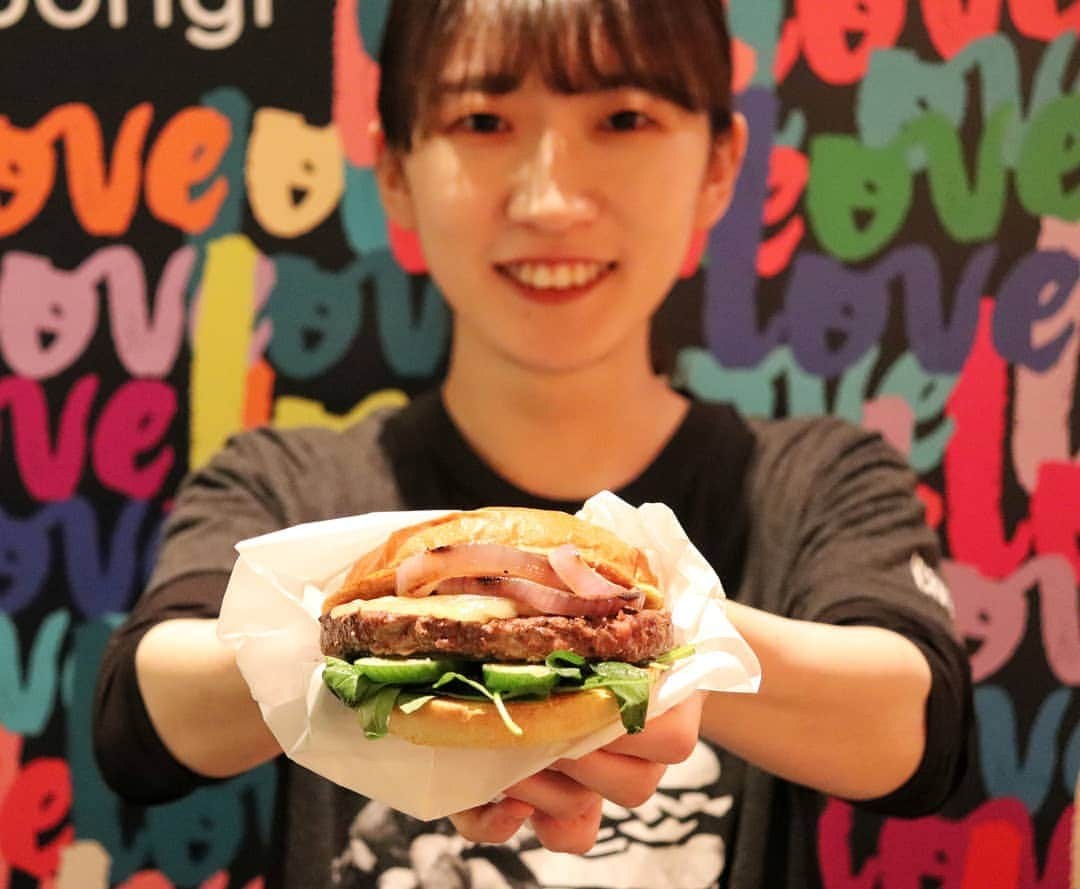 THE COUNTER JAPAN公式さんのインスタグラム写真 - (THE COUNTER JAPAN公式Instagram)「🍔Staffおすすめカスタムvol.8🍔﻿﻿﻿ ﻿﻿﻿ ✔️アンガスビーフパティ﻿﻿ ✔️ブリオッシュ﻿ ✔️ハラペーニョジャックチーズ﻿ ✔️チポトレアイオリ﻿ ✔️ベビースピナッチ﻿ ✔️きゅうり﻿ ✔️グリルレッドオニオン﻿ --------------------﻿﻿﻿ ピリ辛好きさん必見❗﻿ ハラペーニョが練り込まれたジャックチーズと、チポトレアイオリソースのダブルピリ辛で旨さ倍増😆﻿ ﻿ きゅうりとグリルレッドオニオンのしゃきしゃきとした、食感も楽しめるバーガーに仕上げした🍔❣️﻿ ﻿ MAYUおすすめのカスタムをぜひお試しください✨﻿ ﻿ ******************﻿ プロフィールのURLより、HPにてWEB予約を承っております💻﻿ ﻿ #thecounterjpn#hamburger#togo#burgertime🍔#burgerholic#burger🍔#burgermania#burgerkill#burgerday#burgerjoint#burgerlife#バーガー#takeout#六本木ハンバーガー#ハンバーガー巡り#ザカウンター#テイクアウトグルメ#ハンバーガー好き#グルメ好きな人と繋がりたい#ハンバーガー🍔#六本木テイクアウト#ハンバーガー大好き#おうち時間#辛い食べ物#ピリ辛#テイクアウトランチ#辛い料理#テイクアウトグルメ#テイクアウト#辛いもの好き#ハラペーニョ」7月10日 13時43分 - thecounterjpn