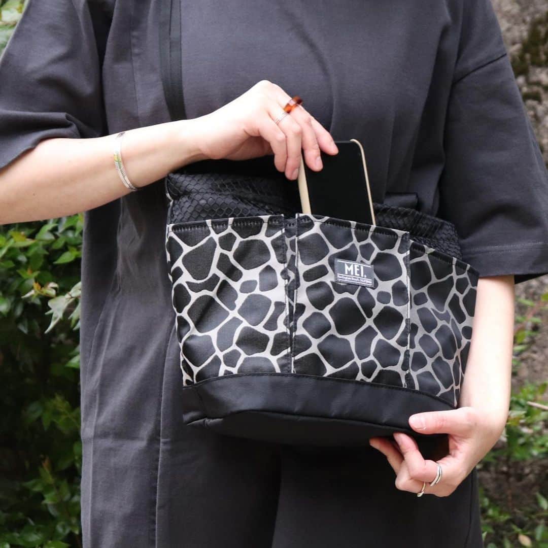 MEI(メイ) のインスタグラム：「MEI 2020 SPRING/SUMMER URBAN collection  MEI-000-202012 Giraffe 3PCK TOTE BAG ￥4,900+tax  MEI-000-202004 Giraffe DRAW BAG ￥4,900+tax  MEI-000-202008 Giraffe BOTTOMLINE ￥4,900+tax  #mei #meibag #mei_bag #メイ #メイバッグ #giraffe #ジラフ #キリン #sustainable #サスティナブル #outdoor #アウトドア #camp #キャンプ」