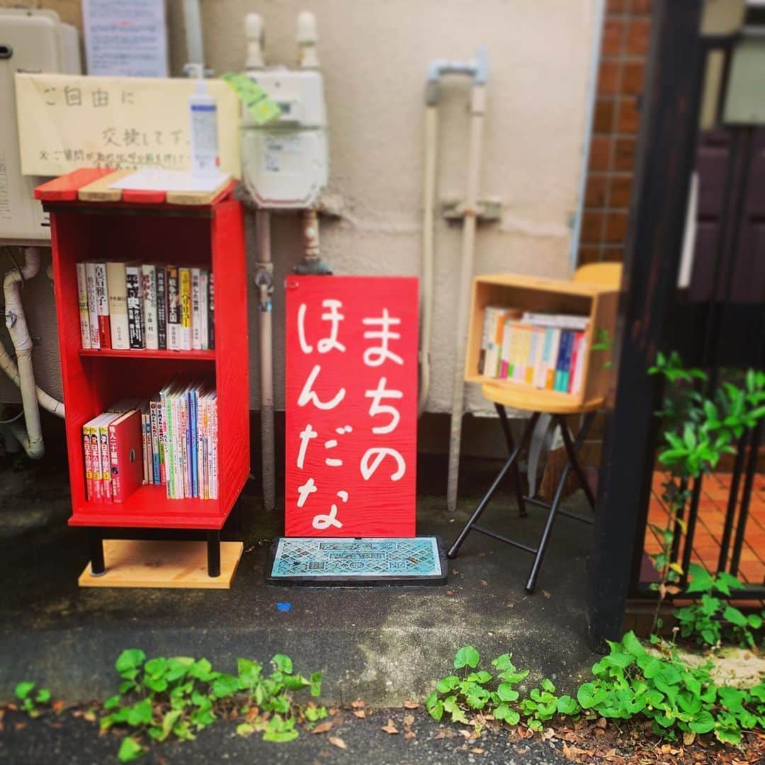 のインスタグラム：「🥰👟 #散歩中 #東京 #Tokyo #onawalk #Japan #まちの本棚 #bookstagram」